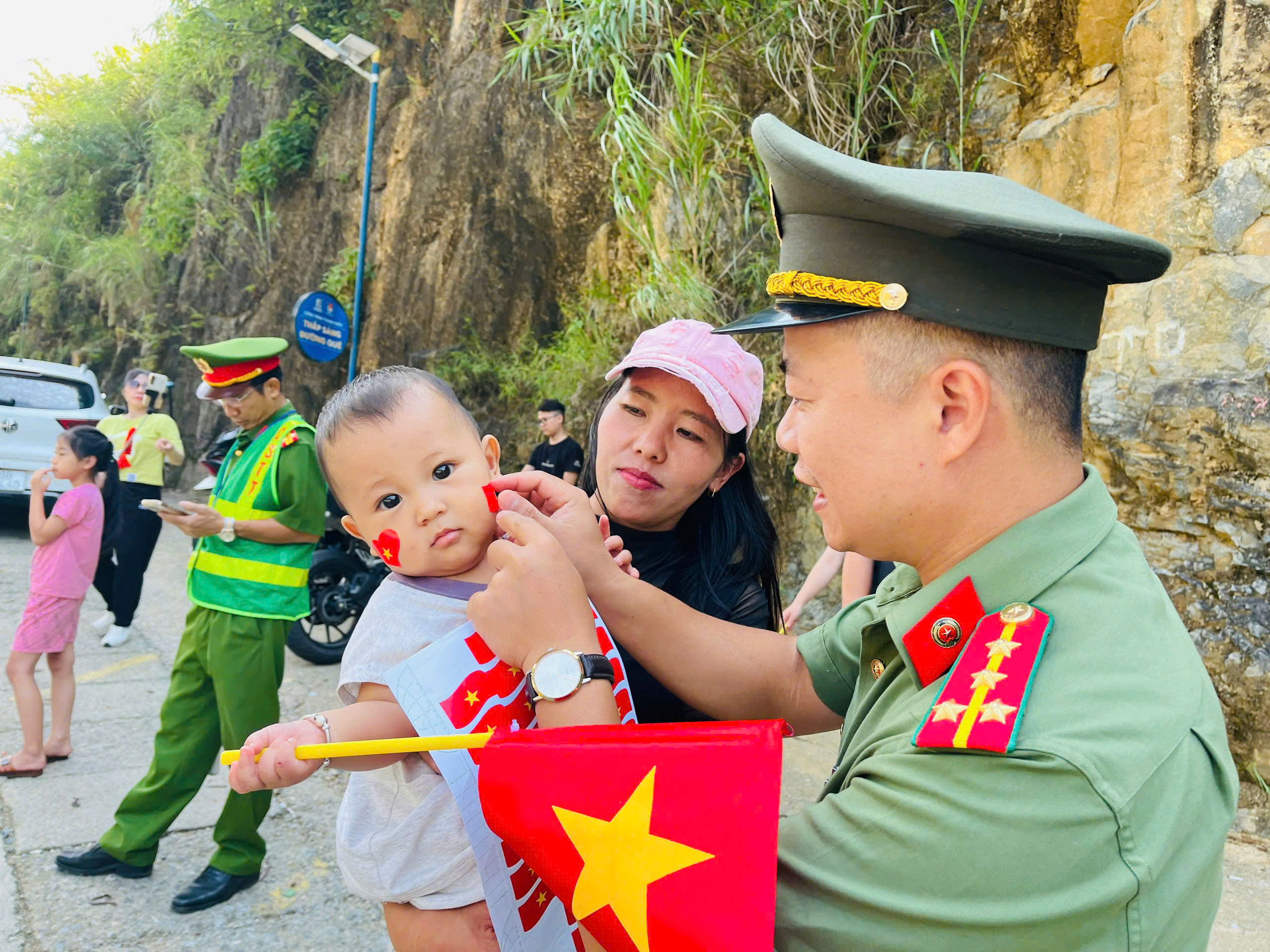 LAN TỎA TÌNH YÊU TỔ QUỐC TỪ NHỮNG VIỆC LÀM BÌNH DỊ