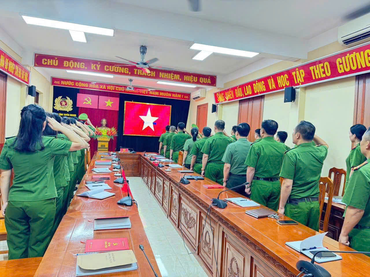 CÔNG AN XÃ  BẮC QUANG TỔ CHỨC LỄ CHÀO CỜ THÁNG 8 