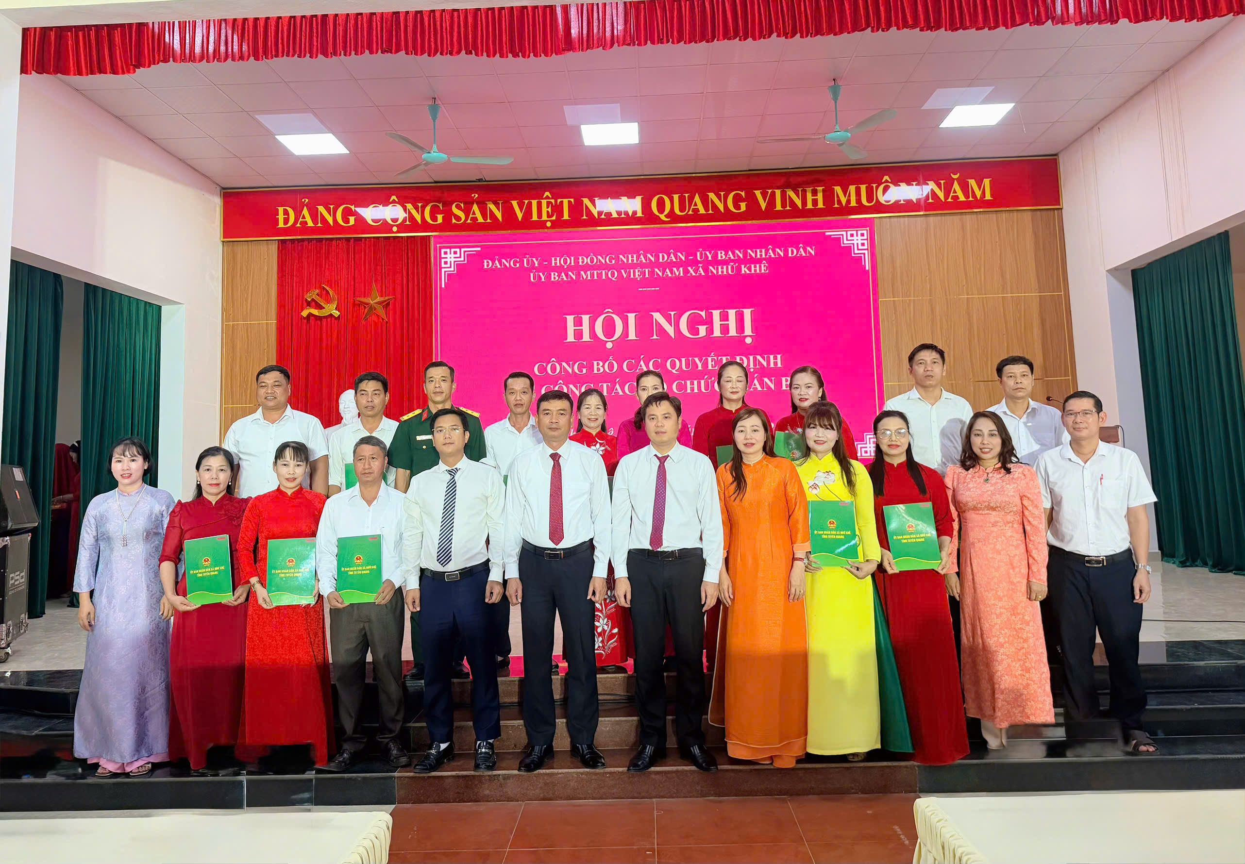 Xã Nhữ Khê công bố các quyết định về công tác tổ chức, cán bộ