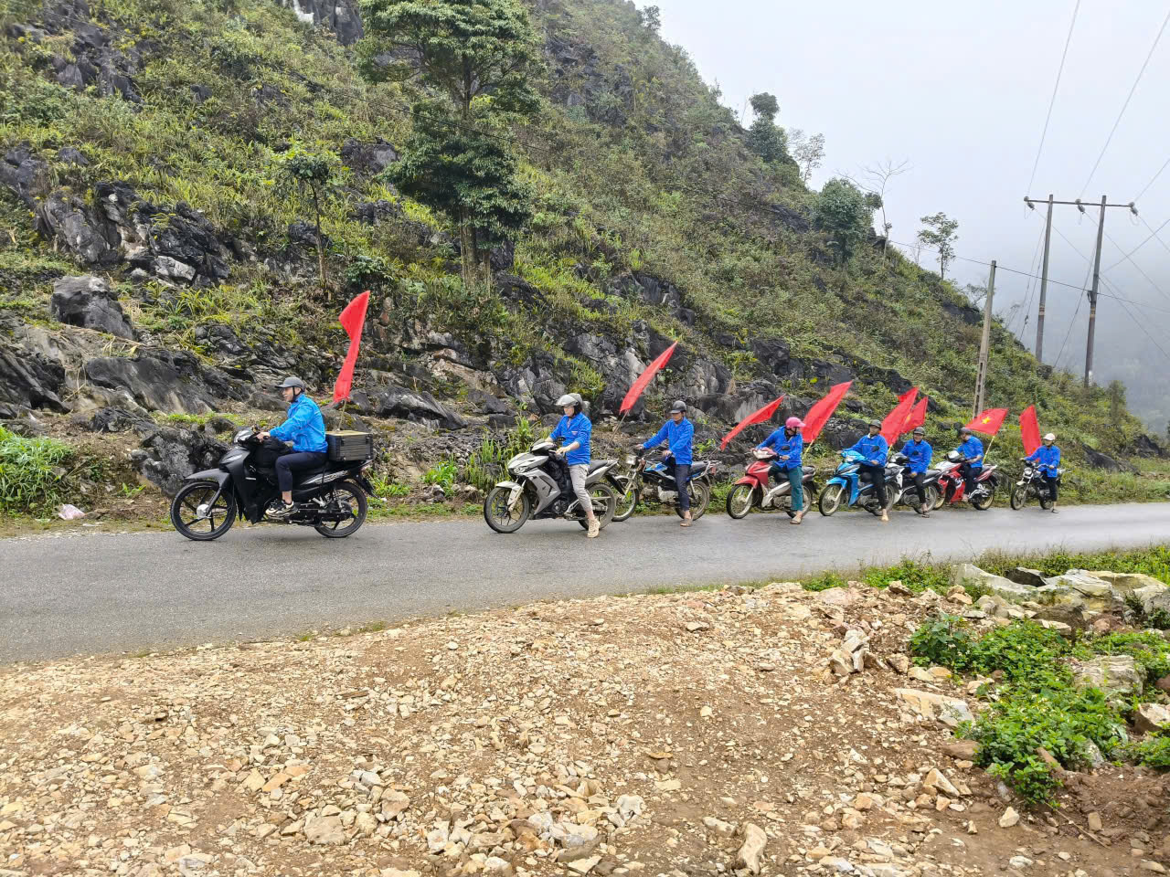 Đoàn Thanh niên xã Mèo Vạc tuyên truyền lưu động về bầu cử đại biểu Quốc hội và đại biểu HĐND các cấp