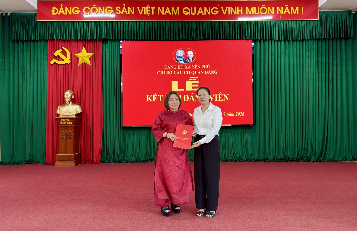 ĐẢNG BỘ XÃ YÊN PHÚ TỔ CHỨC LỄ KẾT NẠP ĐẢNG VIÊN MỚI