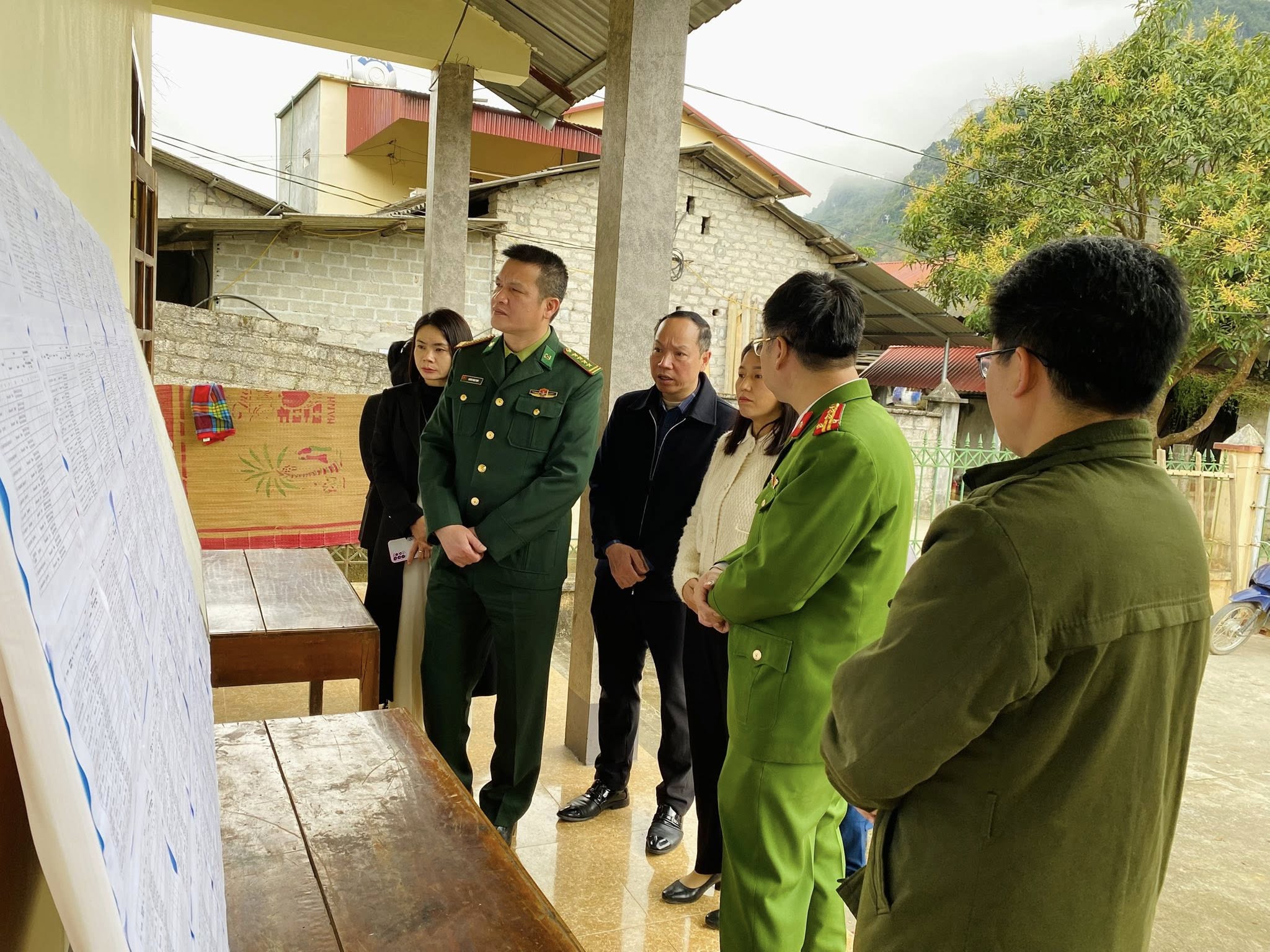 ĐOÀN KIỂM TRA SỐ 3 CỦA ỦY BAN BẦU CỬ TỈNH TUYÊN QUANG LÀM VIỆC VỚI THƯỜNG TRỰC ĐẢNG ỦY XÃ LÙNG TÁM.