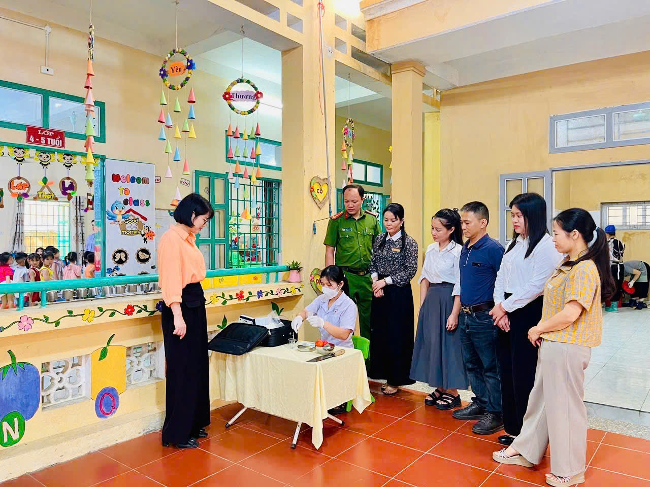  Tăng cường kiểm tra an toàn thực phẩm bếp ăn tập thể trong trường học trên địa bàn  xã Tân Long