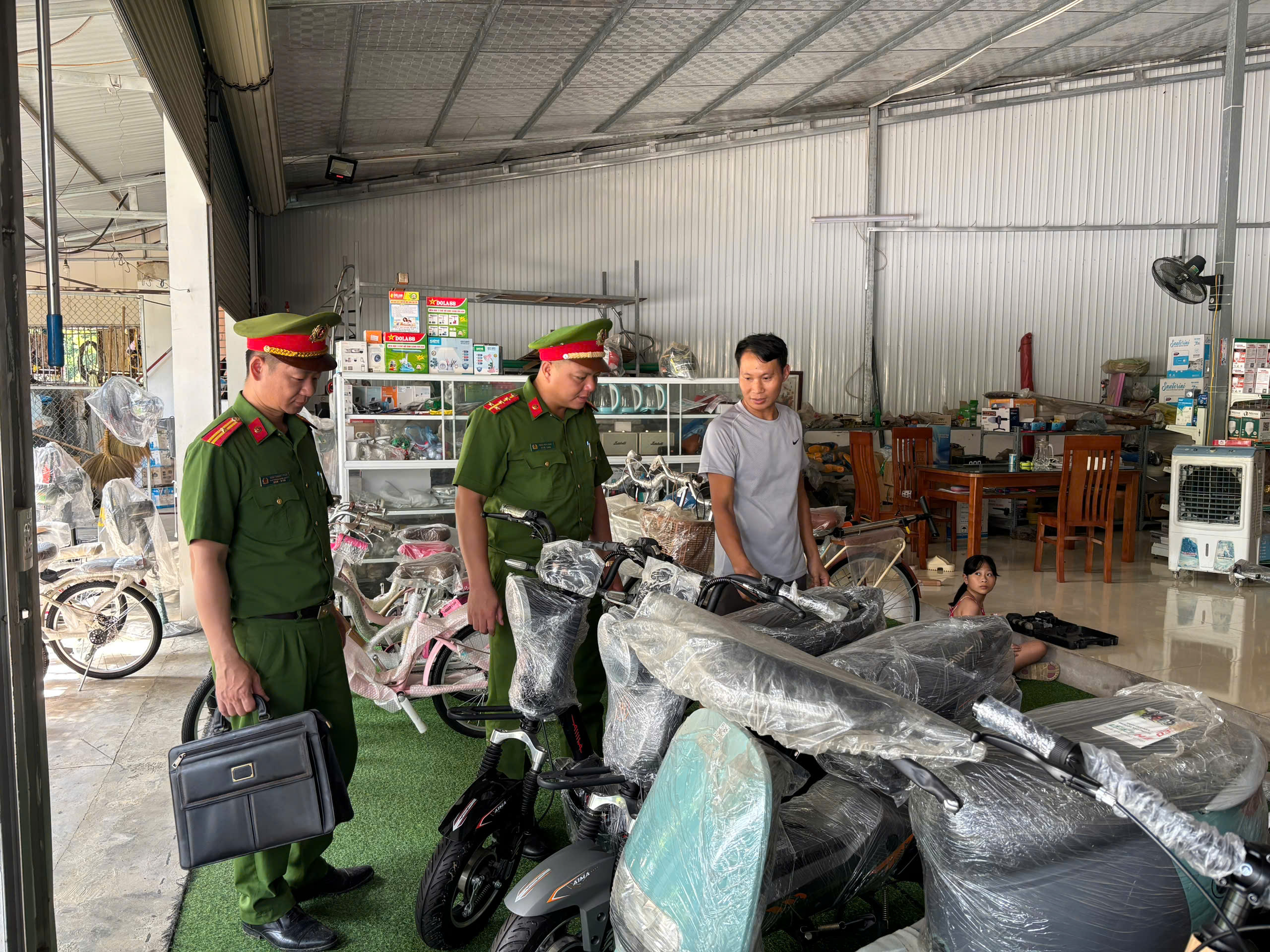 CÔNG AN XÃ YÊN NGUYÊN TĂNG CƯỜNG TUYÊN TRUYỀN, KIỂM TRA AN TOÀN PCCC ĐỐI VỚI CƠ SỞ KINH DOANH, SỬA CHỮA XE ĐIỆN, KHO CHỨA PIN VÀ LINH KIỆN