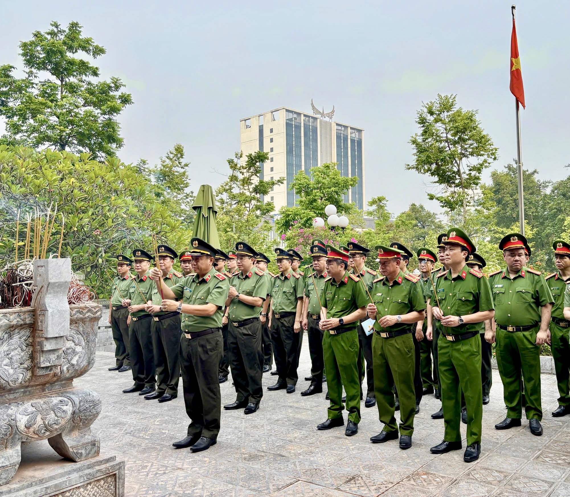 ĐOÀN ĐẠI BIỂU DỰ ĐẠI HỘI ĐẢNG BỘ CÔNG AN TỈNH TUYÊN QUANG DÂNG HƯƠNG TƯỞNG NHỚ CHỦ TỊCH HỒ CHÍ MINH 
