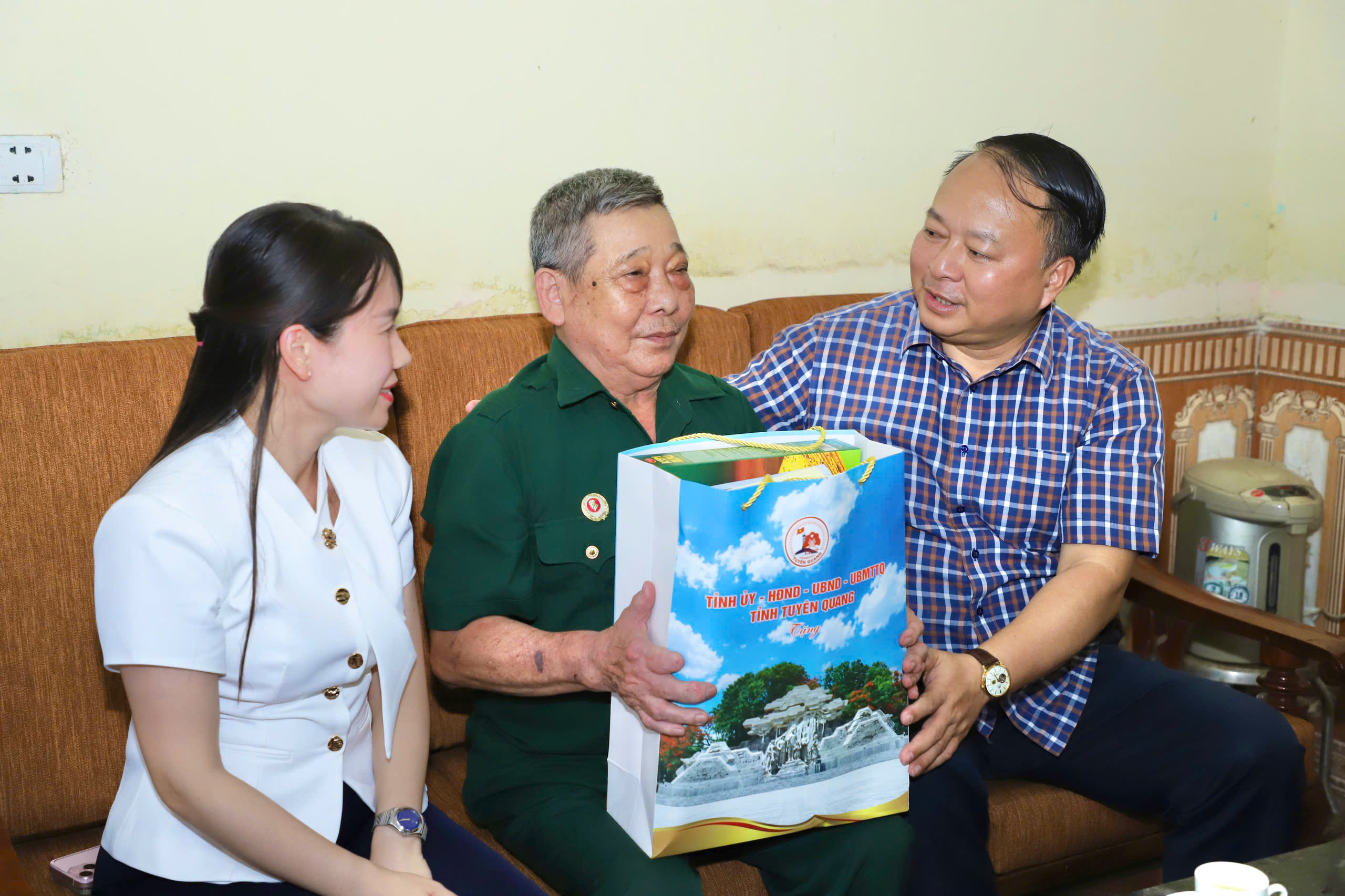 ĐỒNG CHÍ PHAN HUY NGỌC THĂM, TẶNG QUÀ NGƯỜI CÓ CÔNG TẠI PHƯỜNG BÌNH THUẬN