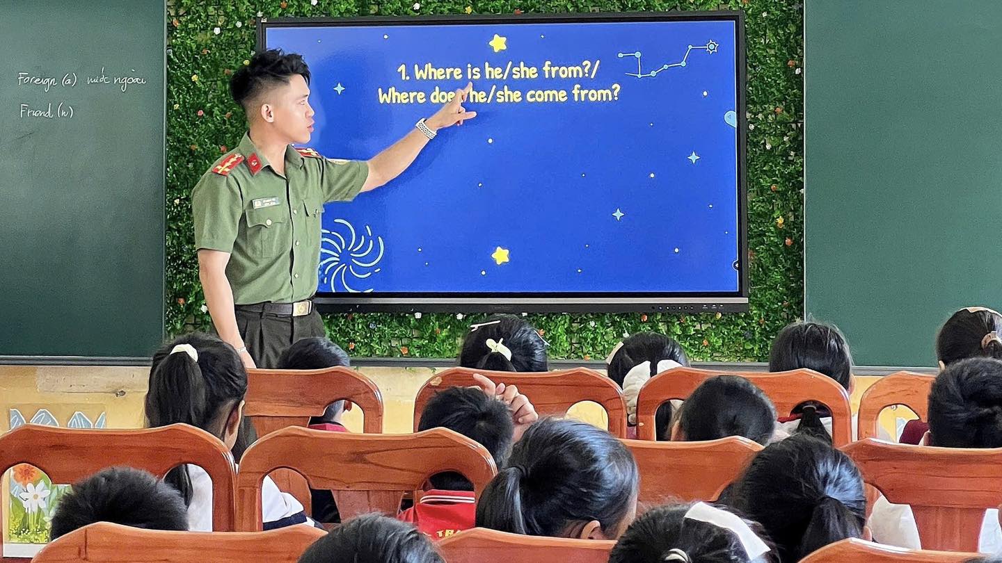 NHỮNG NGƯỜI THẦY MANG SẮC PHỤC CÔNG AN NHÂN DÂN