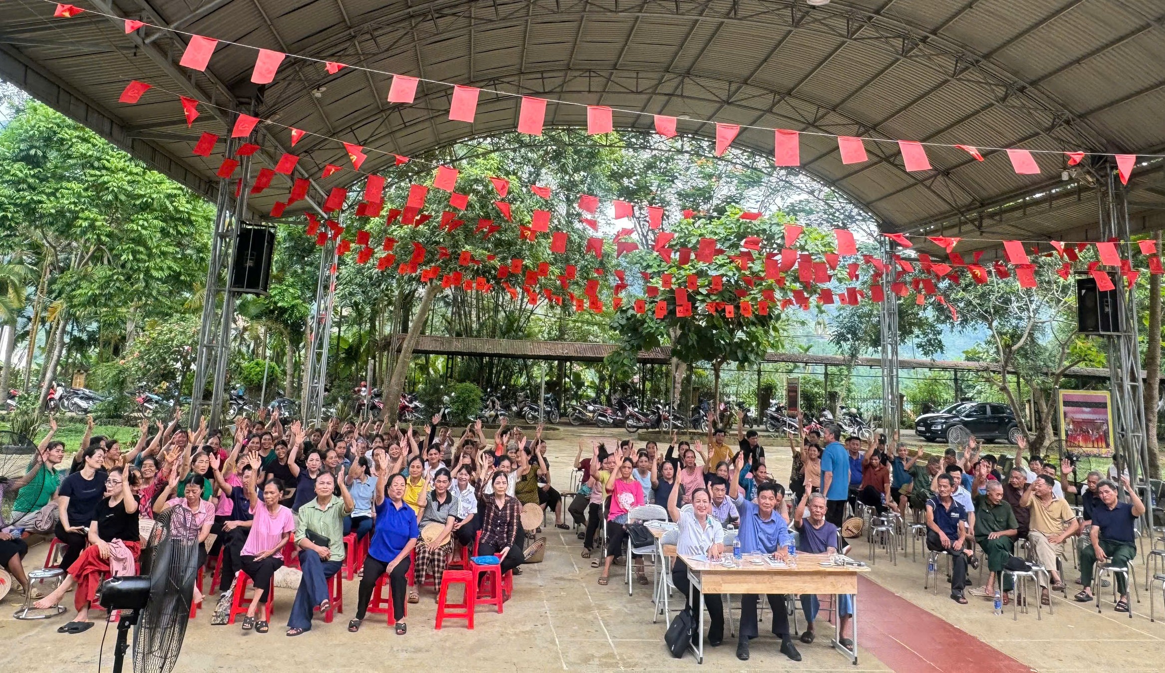 Đồng chí Phó Bí thư Thường trực Đảng ủy xã Nguyễn Thị Mến dự hội nghị lấy ý kiến Nhân dân đối với Dự thảo Đề án sắp xếp thôn tại Nà Đồn, Nà Mạ, Nà Né