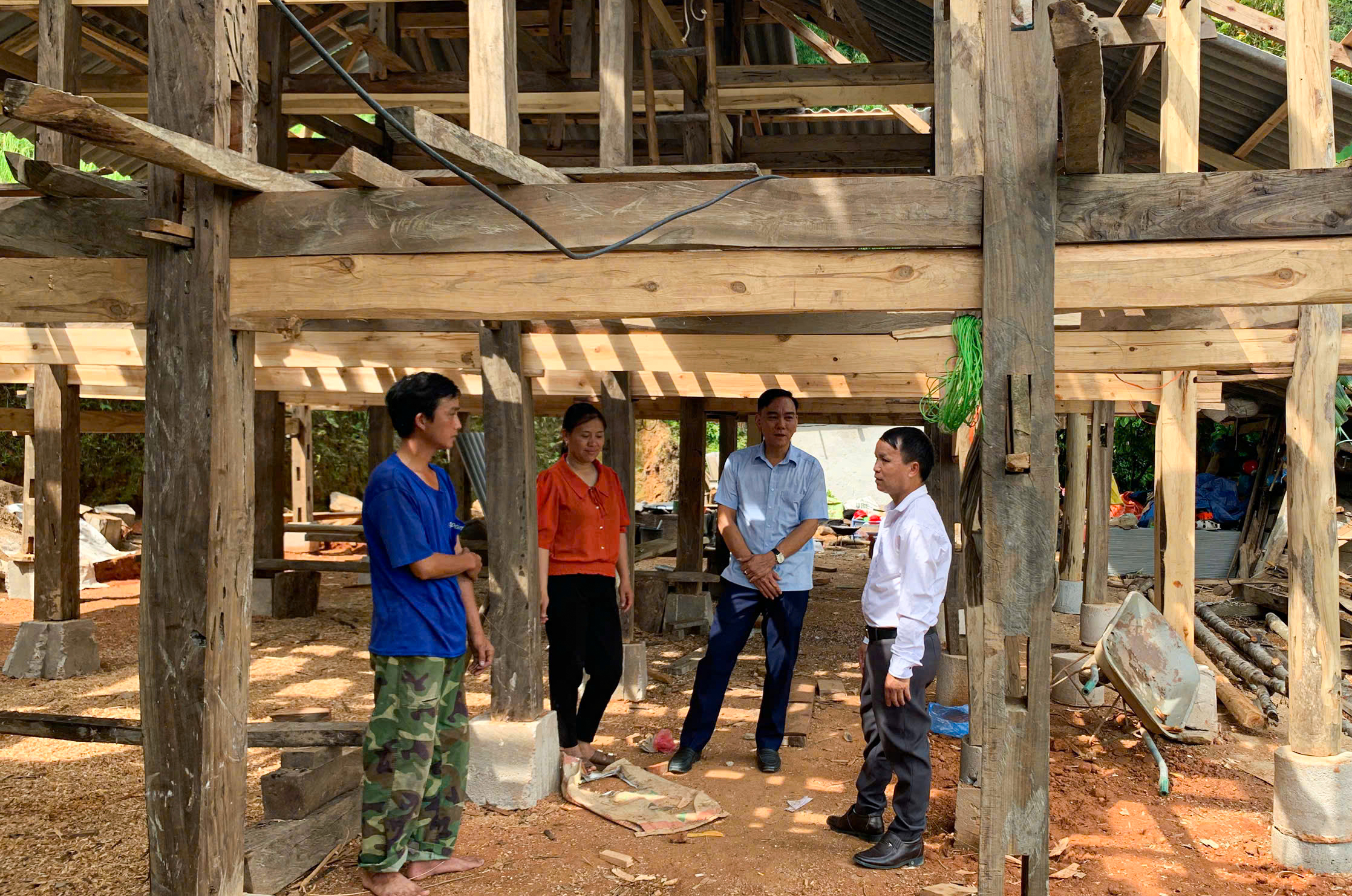 ĐỒNG CHÍ ĐÀO XUÂN HÒA KIỂM TRA, ĐÔN ĐỐC TIẾN ĐỘ XÓA NHÀ TẠM CHO GIA ĐÌNH NGƯỜI HOẠT ĐỘNG KHÁNG CHIẾN HƯỚNG TỚI NGÀY THƯƠNG BINH - LIỆT SĨ 27/7