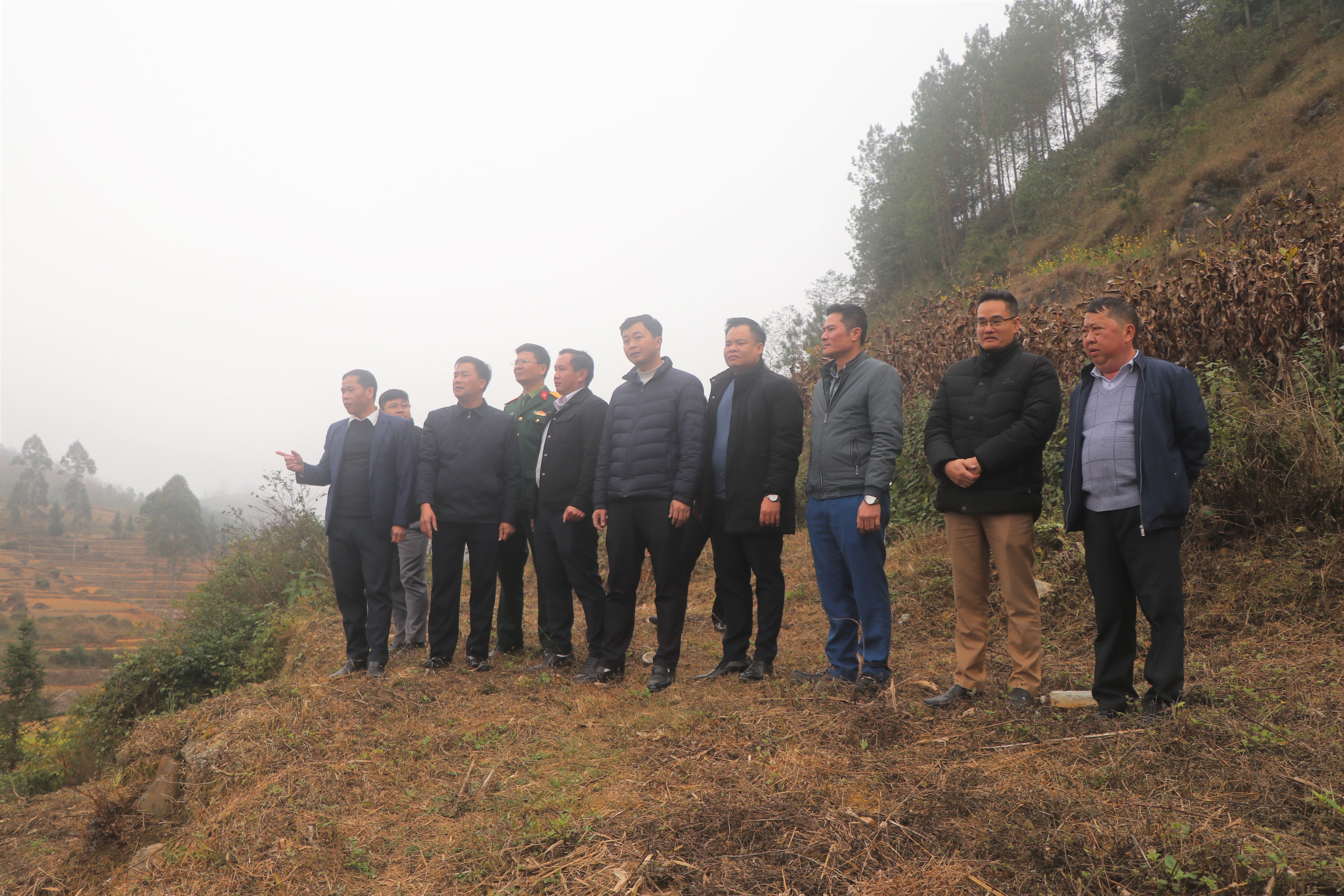 NÊU CAO TRÁCH NHIỆM NGƯỜI ĐỨNG ĐẦU – LÃNH ĐẠO XÃ LŨNG CÚ KHẢO SÁT ĐỊA ĐIỂM XÂY TRƯỜNG