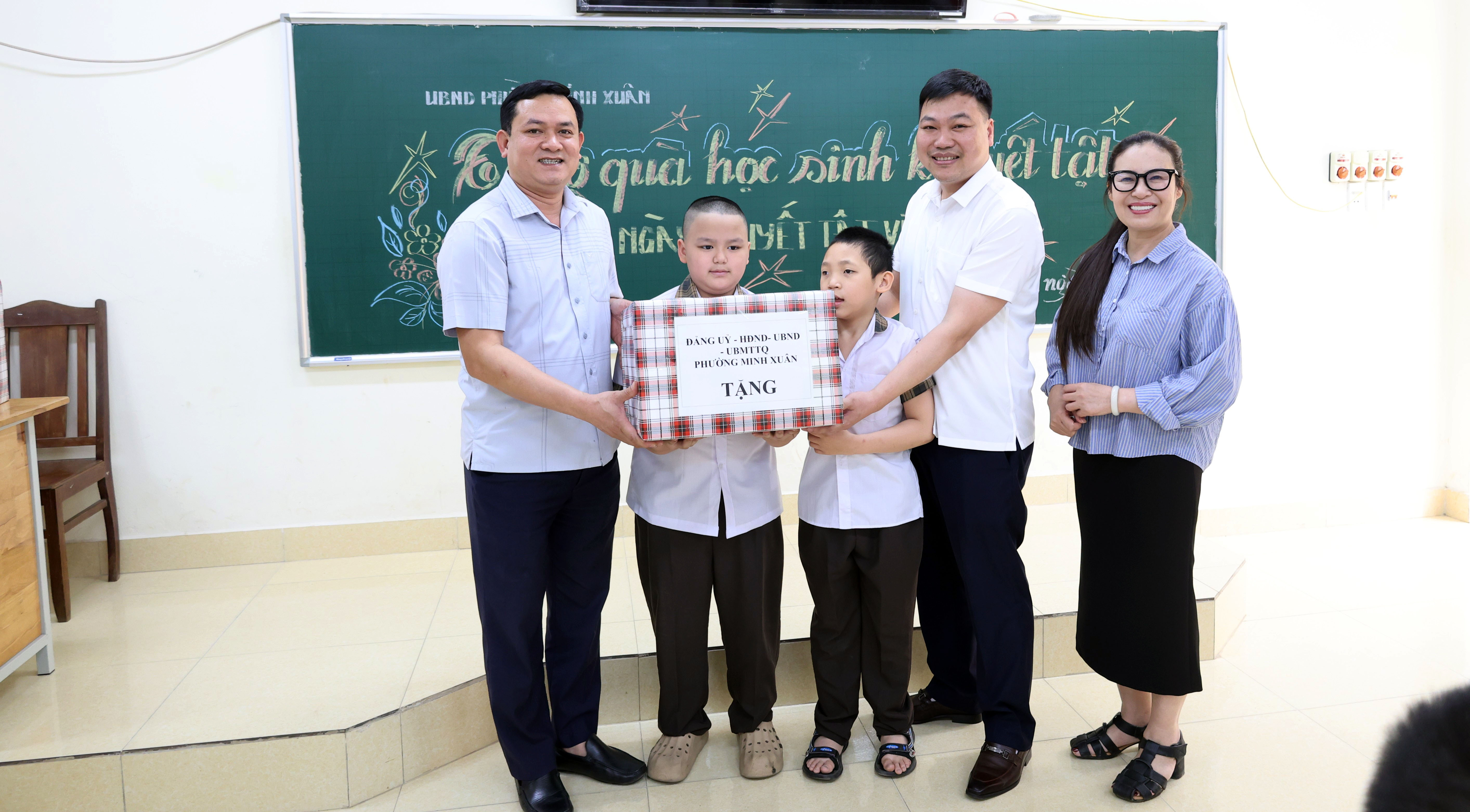 Đồng chí Phó Chủ tịch UBND phường Minh Xuân Vũ Xuân Quỳnh- Thăm, tặng quà học sinh khuyết tật trường Tiểu học Bình Thuận