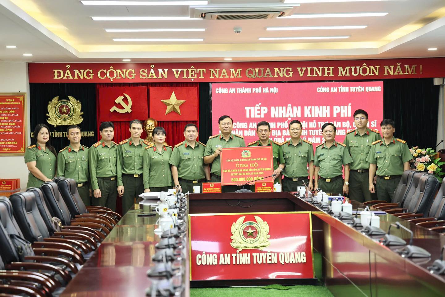 CÔNG AN THÀNH PHỐ HÀ NỘI HỖ TRỢ 500 TRIỆU ĐỒNG GIÚP CÔNG AN TỈNH TUYÊN QUANG KHẮC PHỤC HẬU QUẢ BÃO LŨ