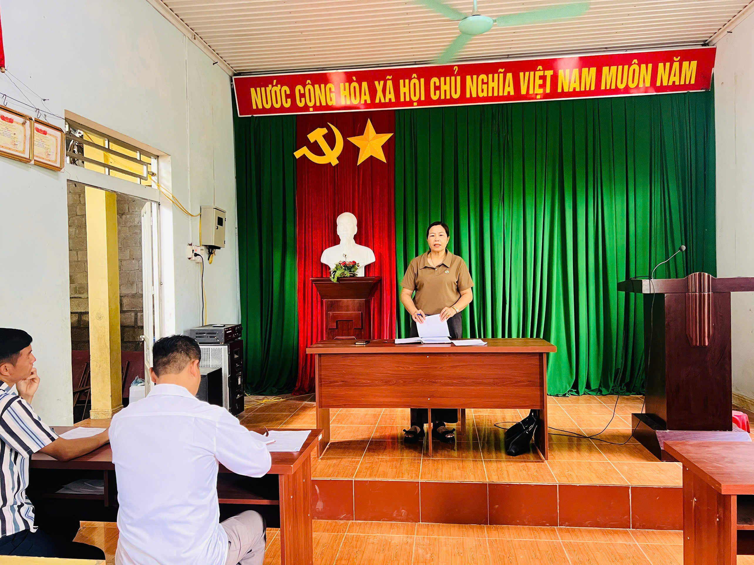 ĐOÀN CÔNG TÁC SỐ 01 CỦA ỦY BAN MTTQ VIỆT NAM XÃ ĐỒNG VĂN LÀM VIỆC TẠI CÁC THÔN SAU SẮP XẾP, SÁP NHẬP