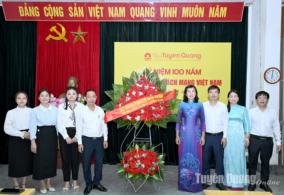 Phó Chủ tịch Thường trực HĐND tỉnh Phạm Thị Minh Xuân chúc mừng Tạp chí Văn nghệ Tuyên Quang