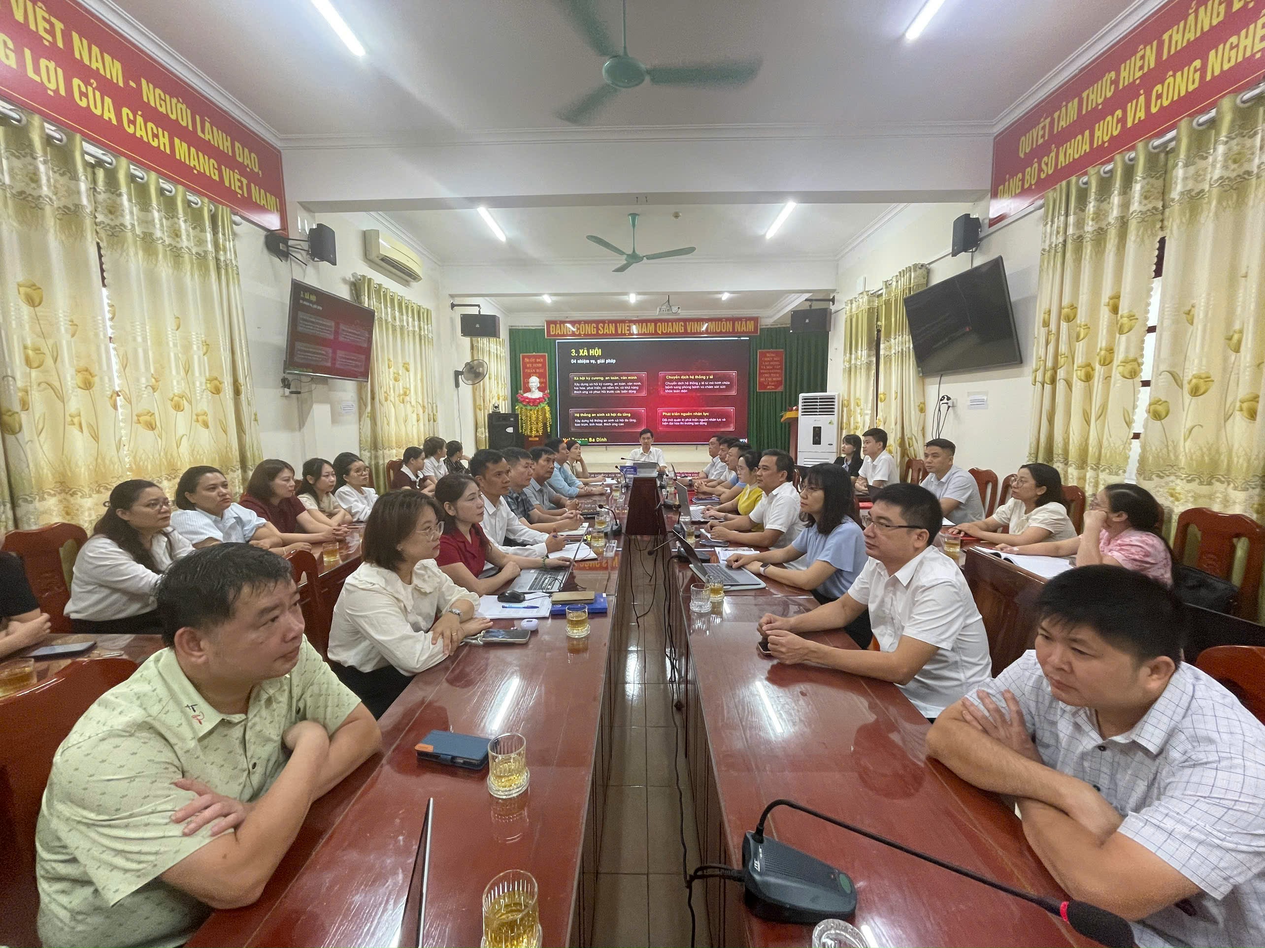 Toàn thể cán bộ, đảng viên tham gia nghiên cứu, học tập, quán triệt và triển khai thực hiện Nghị quyết của Đảng