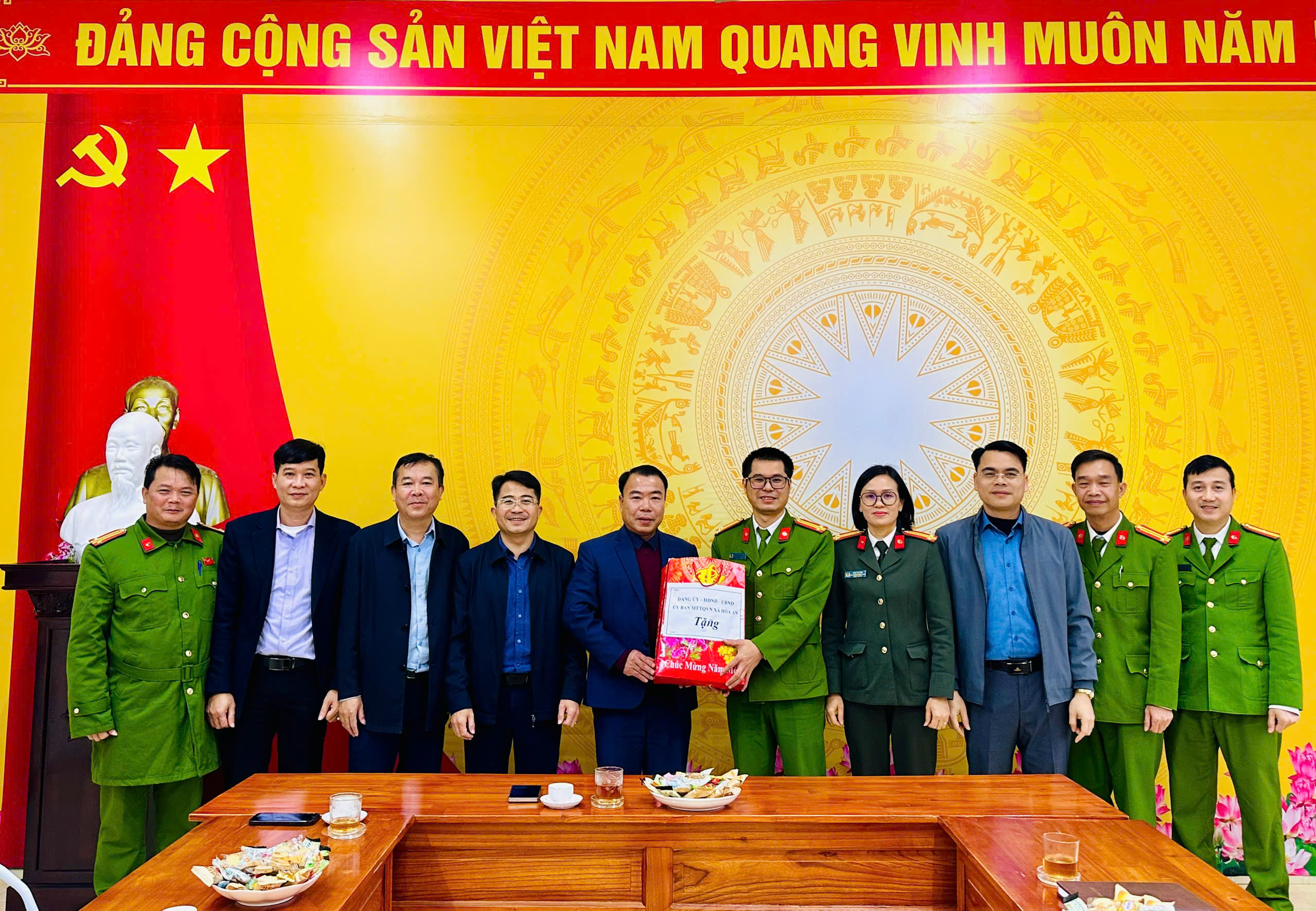 CÁC ĐỒNG CHÍ LÃNH ĐẠO XÃ HÒA AN THĂM VÀ CHÚC TẾT CÁC ĐƠN VỊ TRỰC TẾT