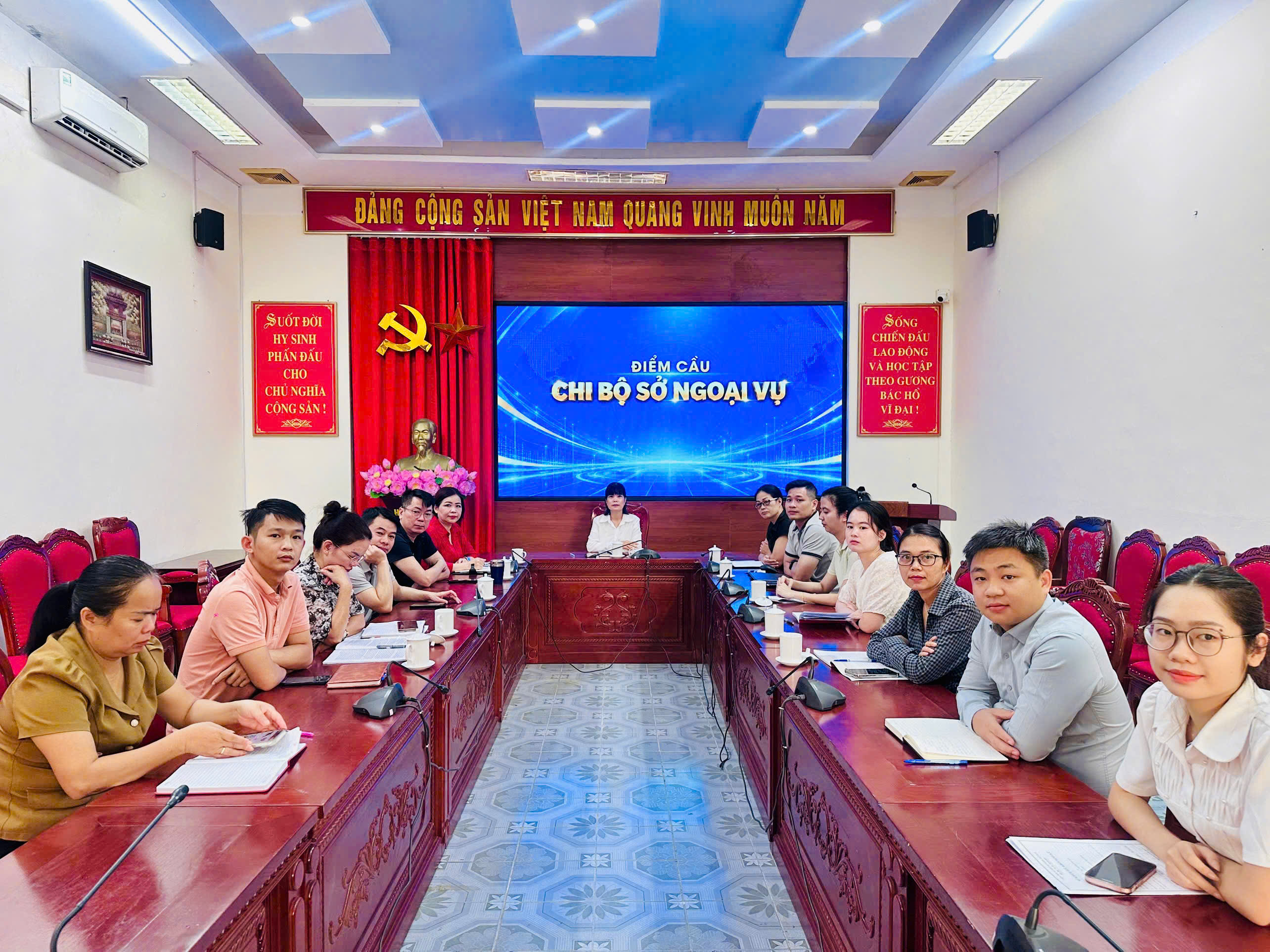 Chi bộ Sở Ngoại vụ tỉnh Tuyên Quang tham dự Hội nghị toàn quốc quán triệt Nghị quyết Hội nghị lần thứ tư Ban Chấp hành Trung ương Đảng khóa XIV