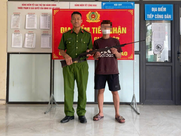 CÔNG AN XÃ LỰC HÀNH TIẾP TỤC VẬN ĐỘNG THU HỒI VŨ KHÍ TỰ CHẾ, GÓP PHẦN BẢO ĐẢM AN NINH, TRẬT TỰ TRÊN ĐỊA BÀN