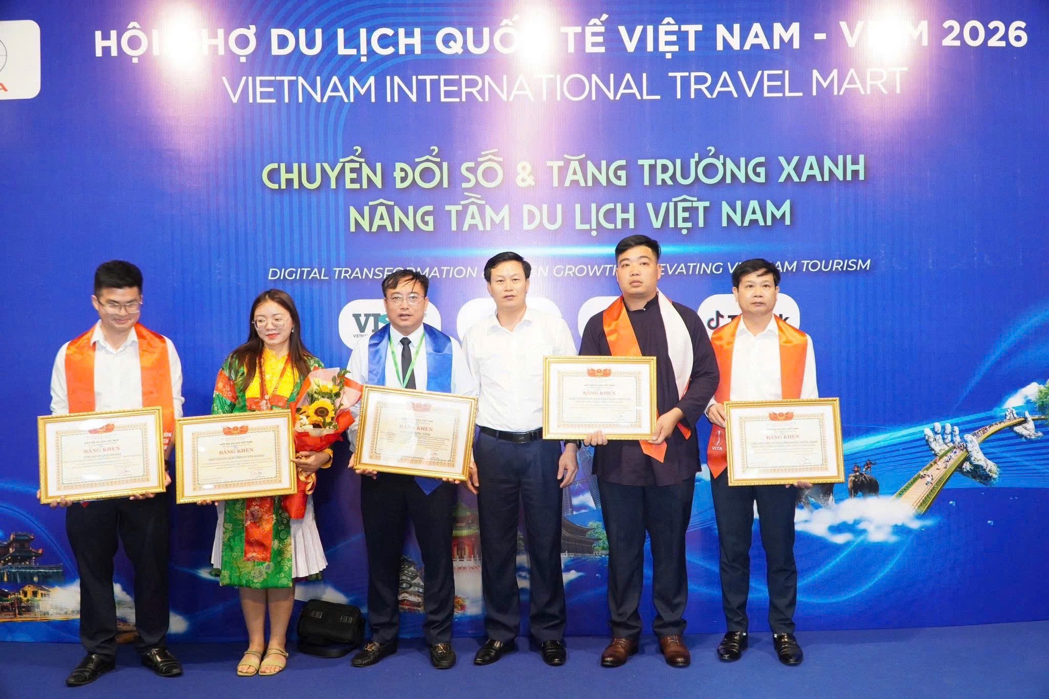5. Thôn Tha nhận giải thưởng Điểm du lịch cộng đồng đón nhiều khách du lịch năm 2025.jpg