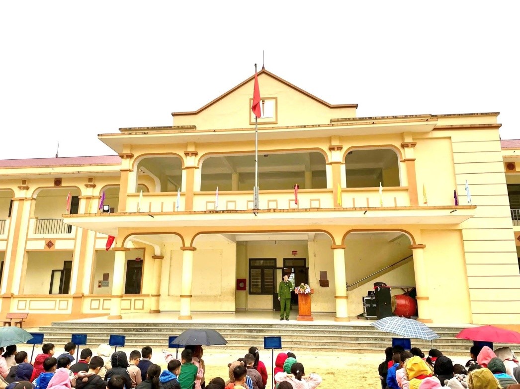 CÔNG AN XÃ CÔN LÔN ĐẨY MẠNH TUYÊN TRUYỀN PHÁP LUẬT TRONG TRƯỜNG HỌC, GÓP PHẦN BẢO ĐẢM AN NINH, TRẬT TỰ