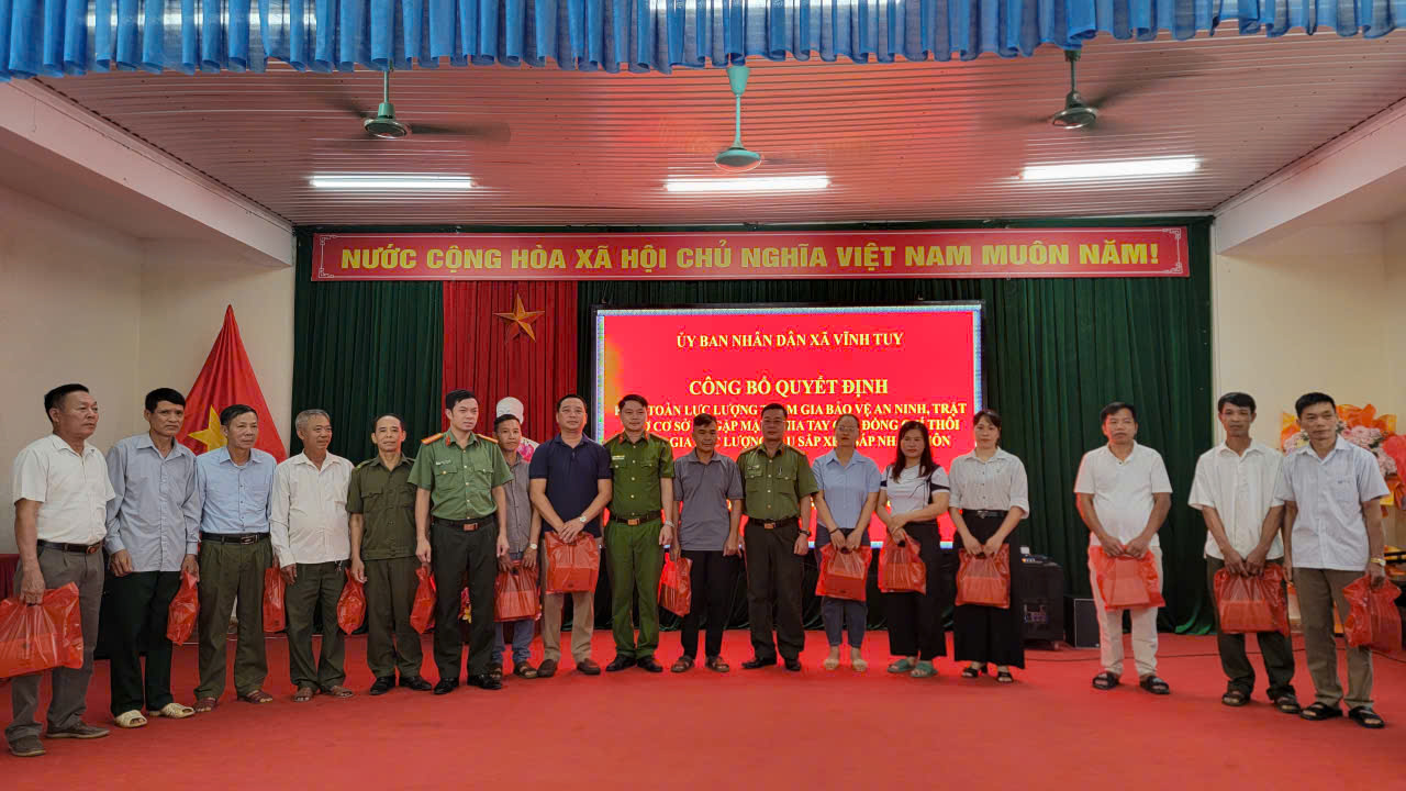 Công bố QĐ và chia tay lực lượng ANCS tra quà.jpg