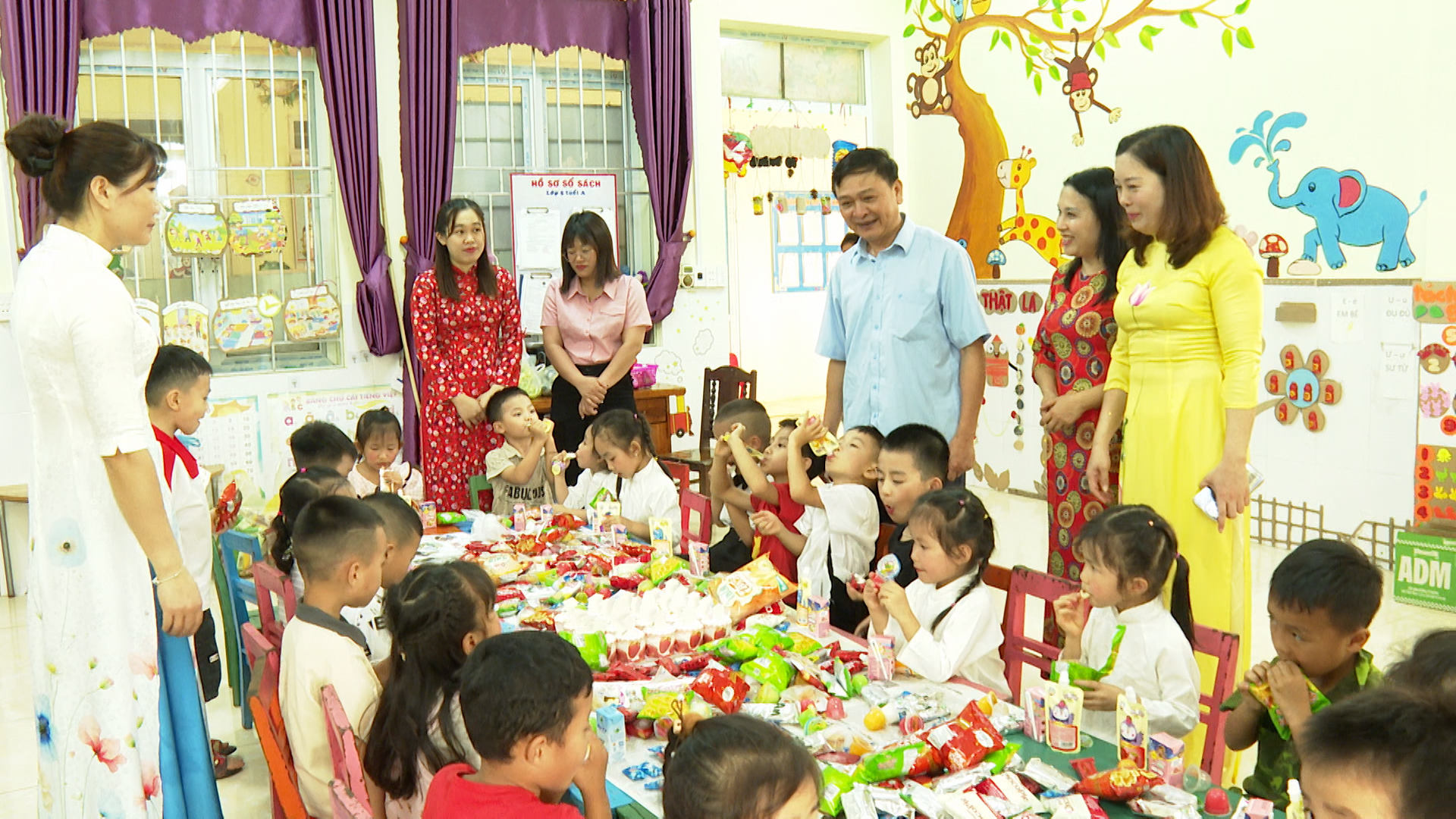 Phó Bí thư Thường trực Đảng ủy dự Tết thiếu nhi Mầm non Phong Quang