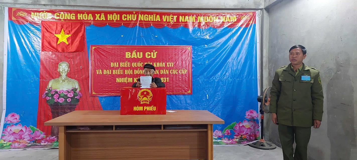 CỬ TRI 80 TUỔI THAM GIA BỎ PHIẾU TẠI TỔ BẦU CỬ SỐ 22