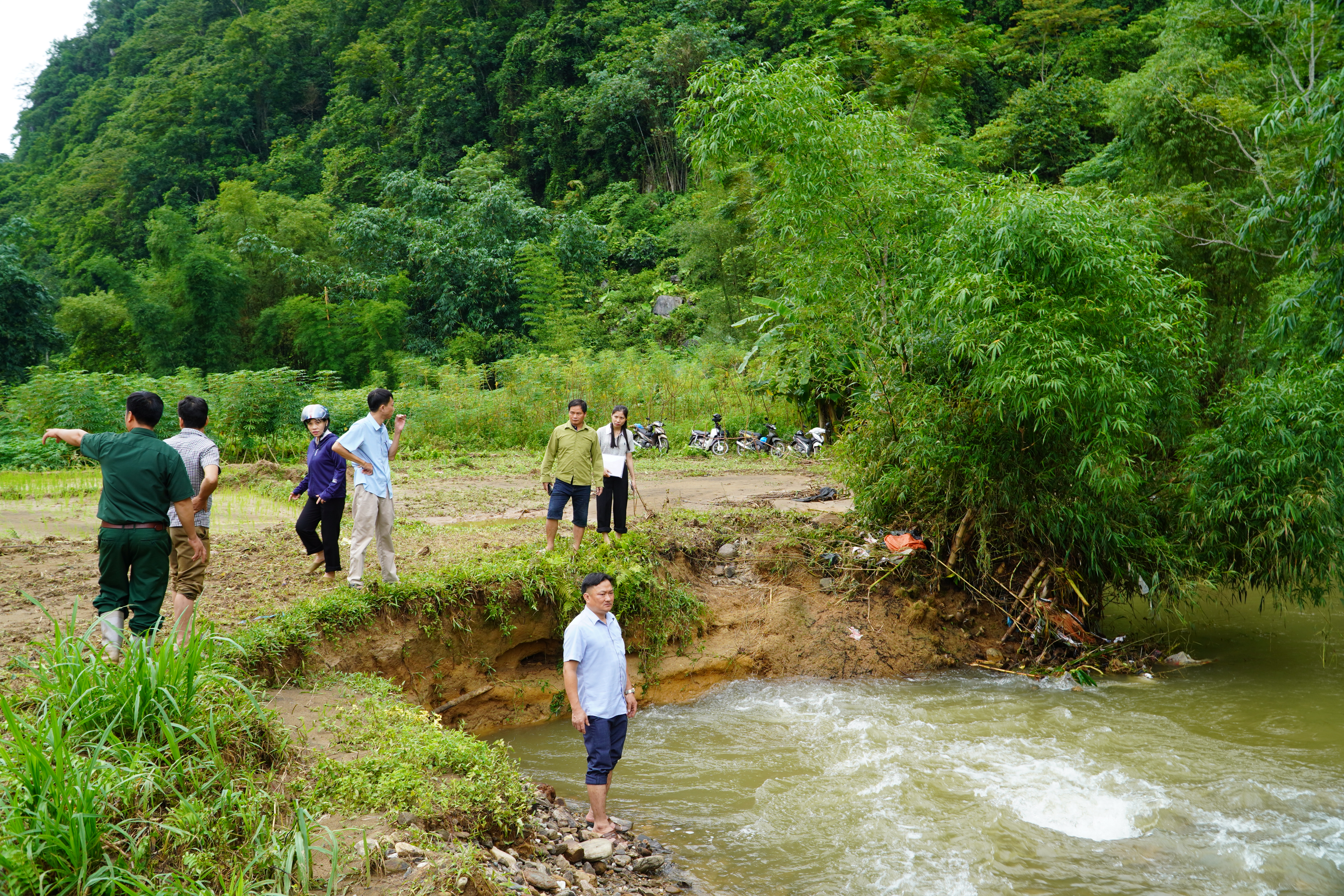 Lãnh đạo UBND xã Tùng Bá kiểm tra hiện trường, chỉ đạo khắc phục thiệt hại do mưa lớn gây ra tại thôn Hồng Minh