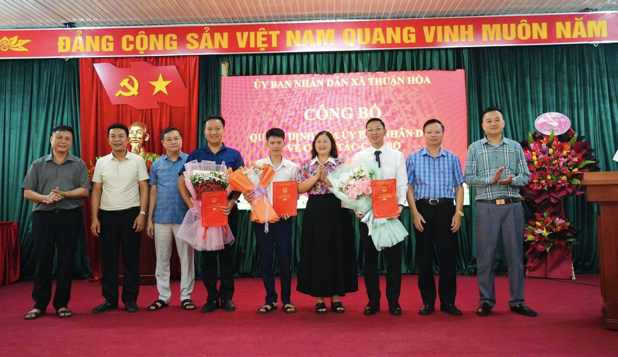 Xã Thuận Hòa công bố quyết định về công tác cán bộ.