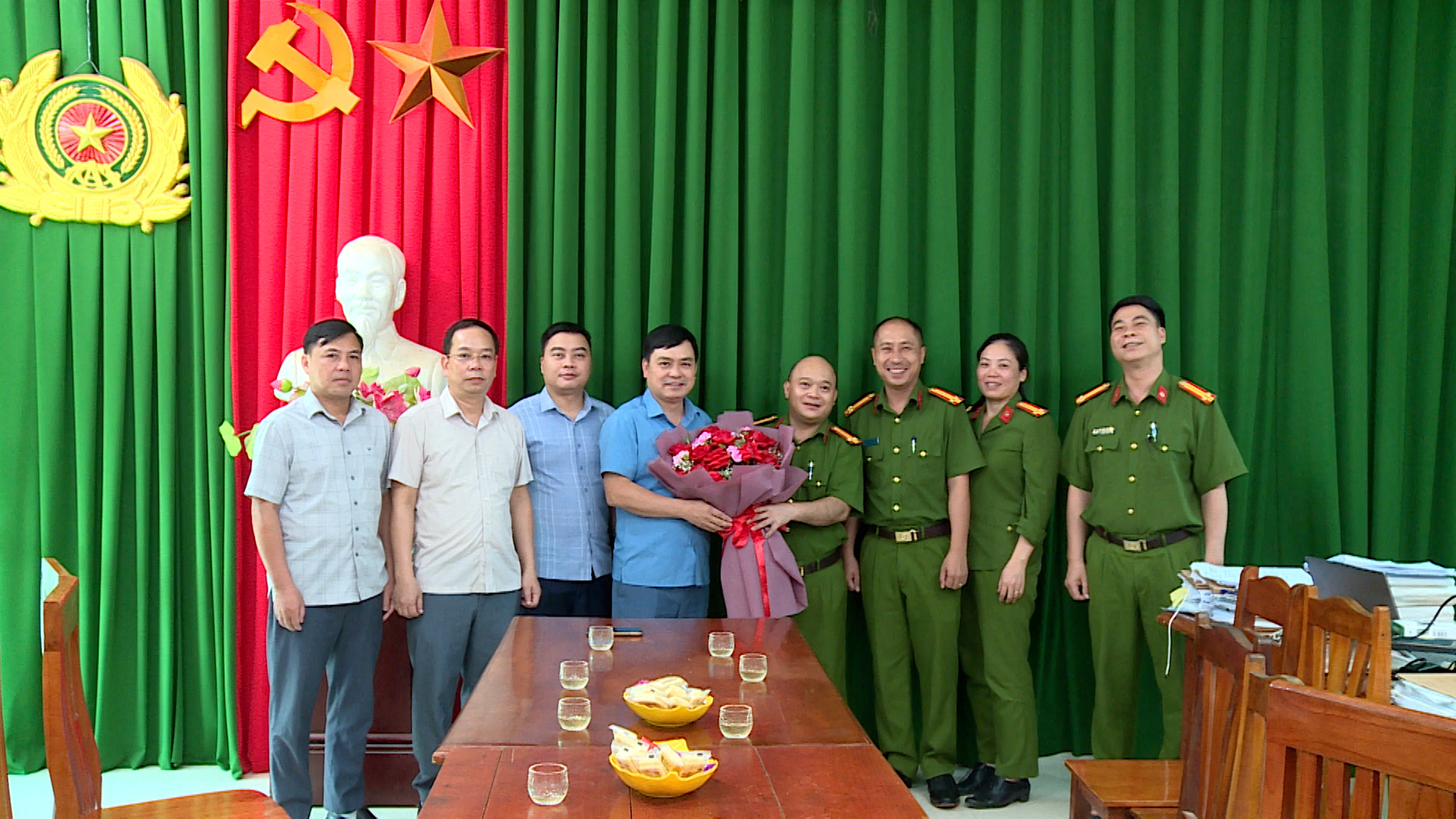 Lãnh đạo xã Yên Hoa thăm, tặng hoa chúc mừng Công an xã nhân Ngày truyền thống Công an nhân dân