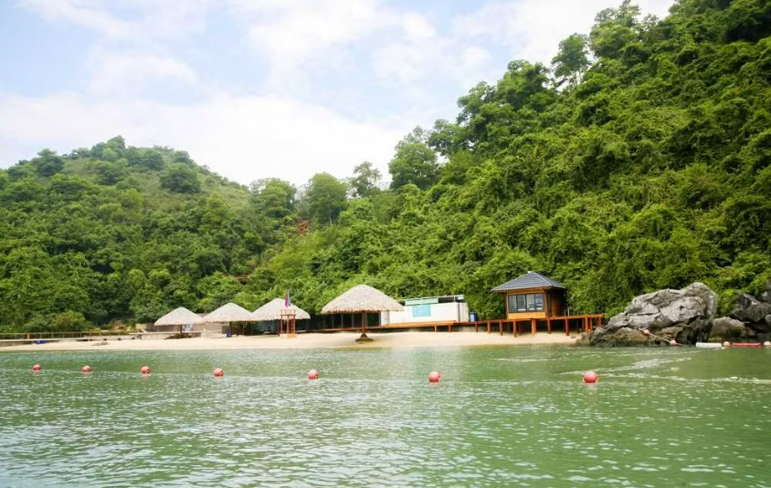 Bãi biển ở Việt Nam tên rất lạ, ít người biết, vào top đẹp nhất thế giới
