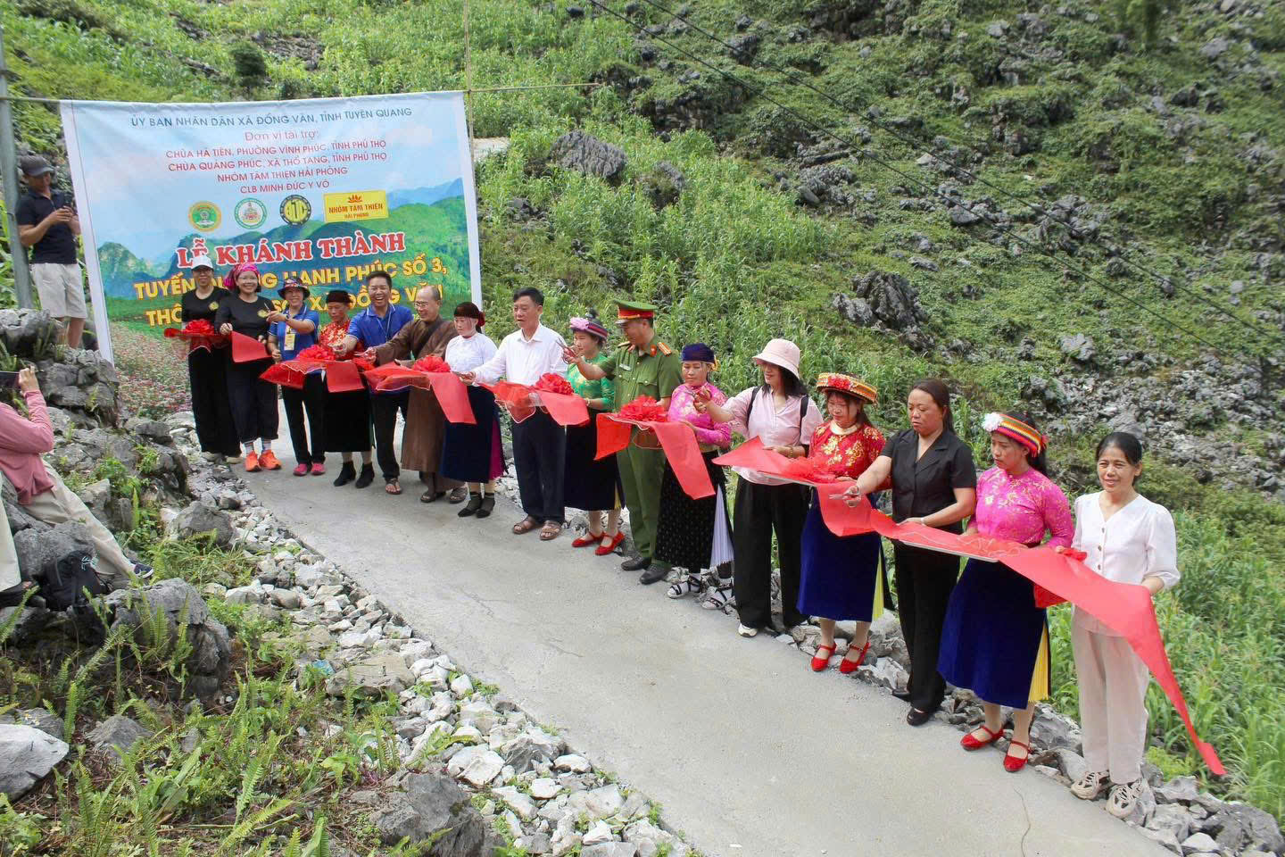 CÔNG AN XÃ ĐỒNG VĂN CHUNG VUI CÙNG NHÂN DÂN THÔN CHUA SÓ TRONG NGÀY KHÁNH THÀNH “CON ĐƯỜNG HẠNH PHÚC”