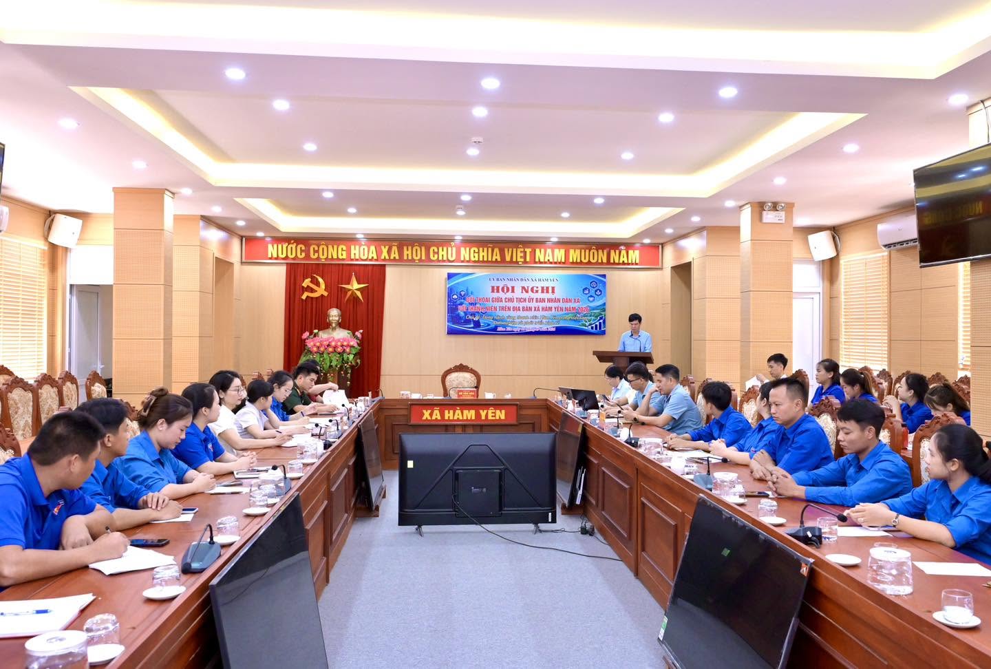 Chủ tịch UBND xã Hàm Yên Đỗ Văn Hòa đối thoại cùng thanh niên