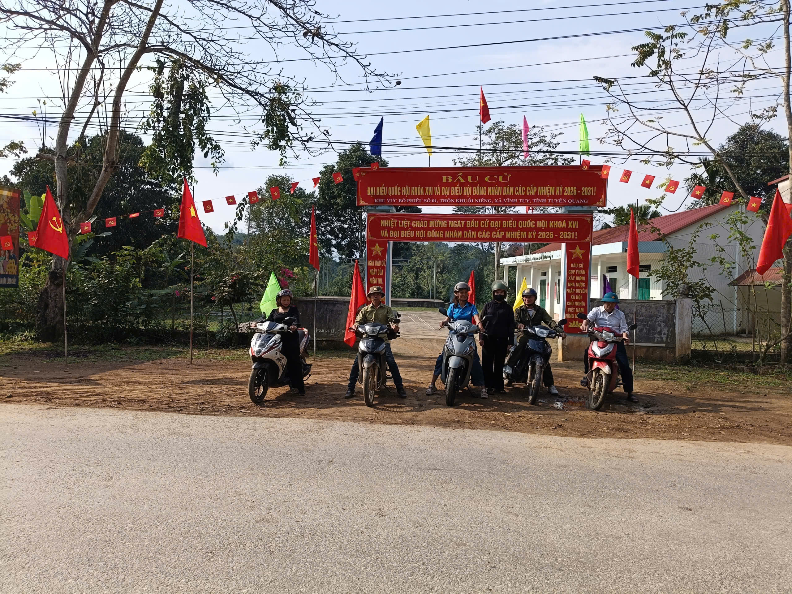 Thôn Khuổi Niếng ra quân tuyên truyền công tác bầu cử