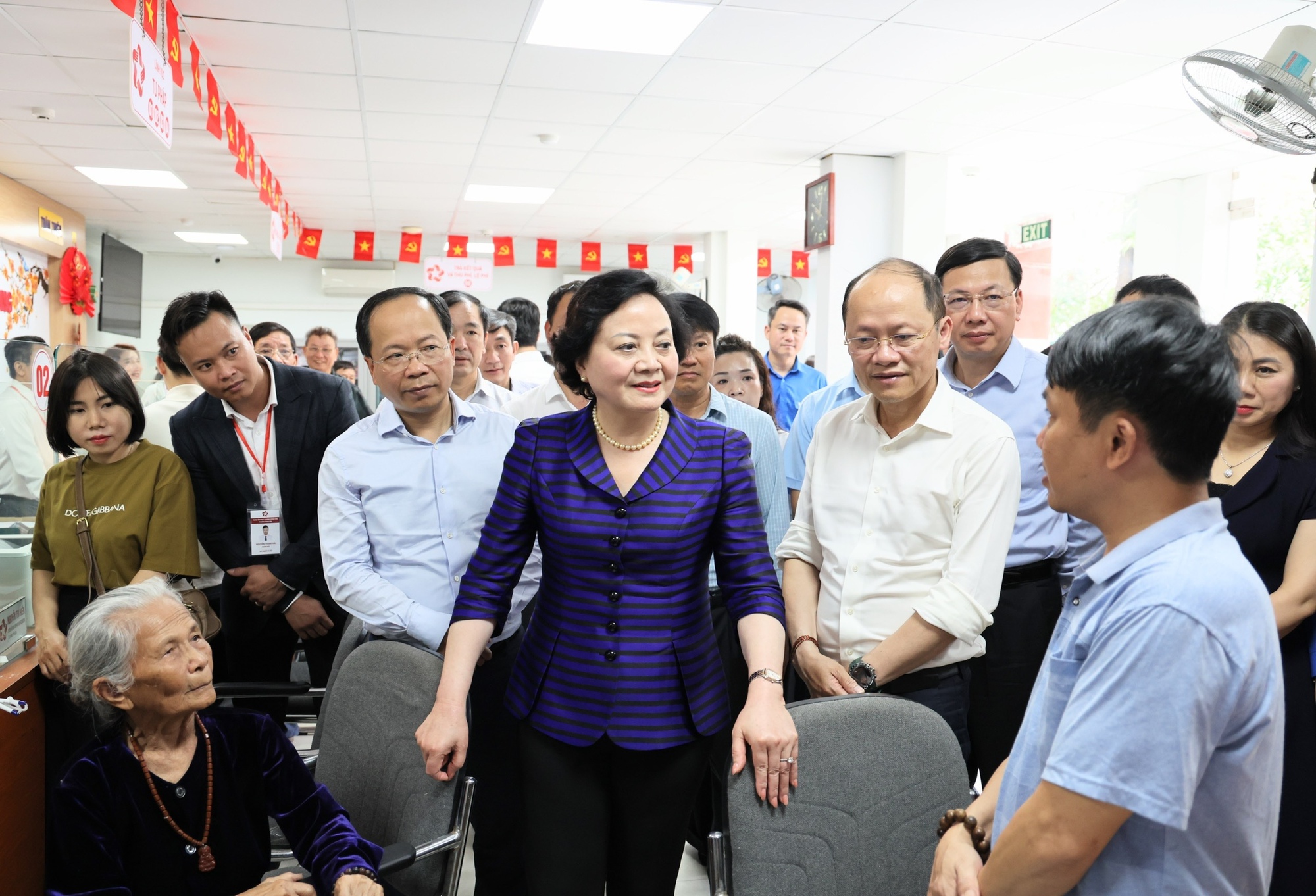 PHÓ THỦ TƯỚNG PHẠM THỊ THANH TRÀ KIỂM TRA HOẠT ĐỘNG TRUNG TÂM PHỤC VỤ HÀNH CHÍNH CÔNG PHƯỜNG THÀNH SEN, TỈNH HÀ TĨNH