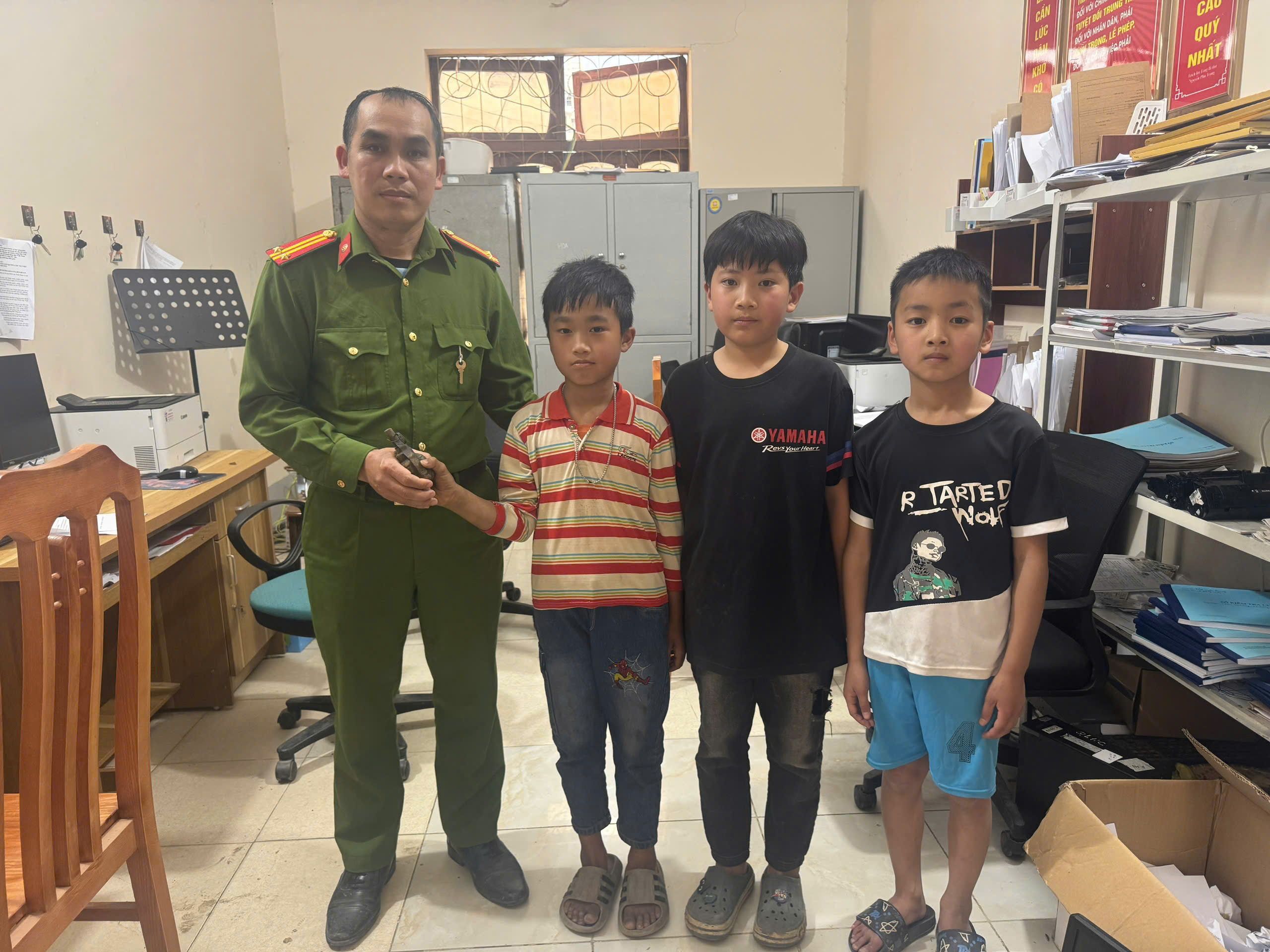 CÔNG AN XÃ ĐỒNG VĂN TIẾP NHẬN LỰU ĐẠN DO HỌC SINH GIAO NỘP