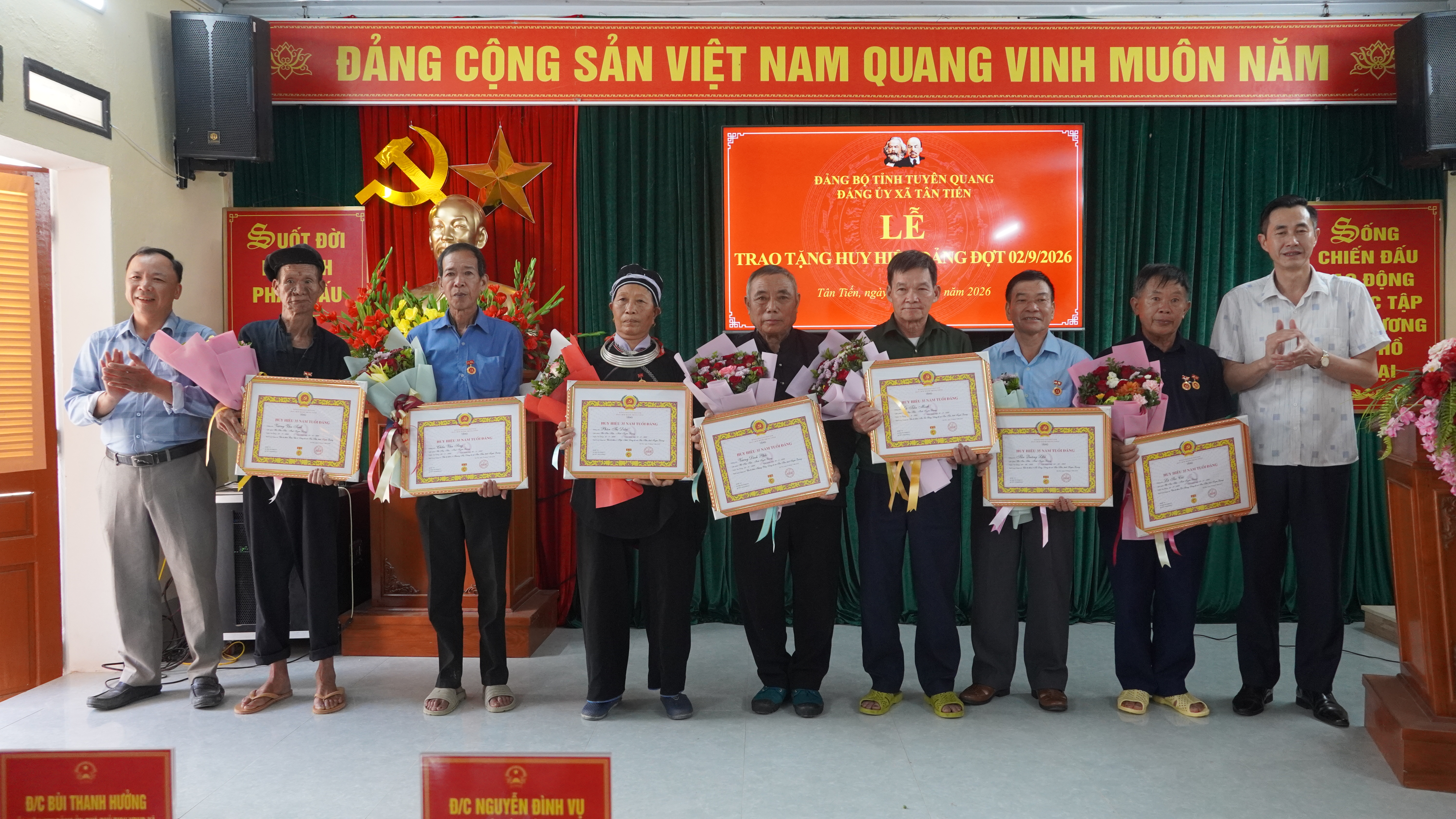 XÃ TÂN TIẾN TỔ CHỨC LỄ TRAO TẶNG HUY HIỆU ĐẢNG ĐỢT 02/9