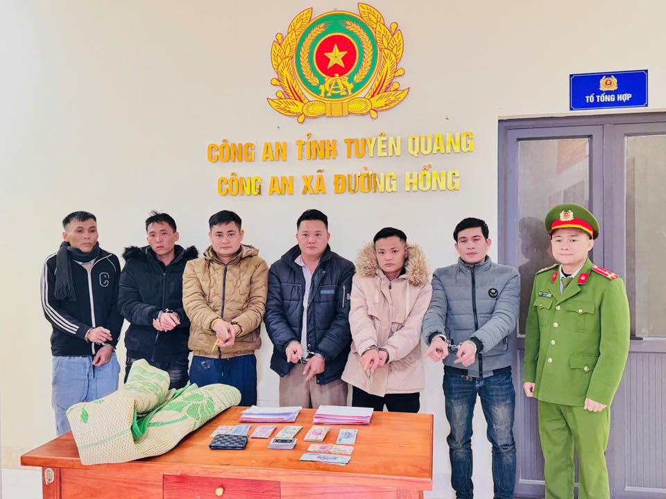 TỤ TẬP ĐÁNH BẠC LÚC RẠNG SÁNG, 06 ĐỐI TƯỢNG BỊ BẮT QUẢ TANG