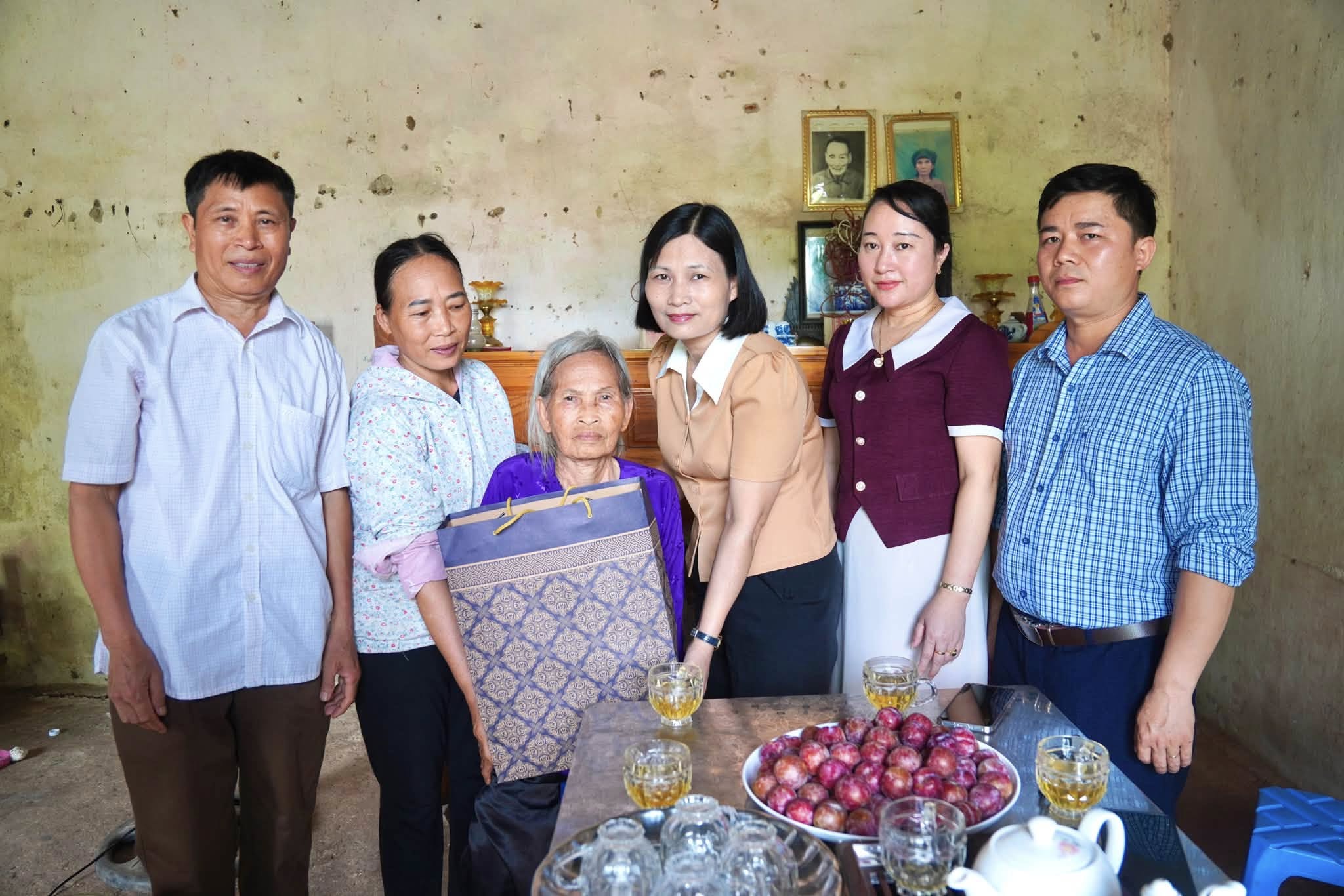 Đồng chí Phó Bí thư Thường trực Đảng uỷ xã thăm, tặng quà người cao tuổi có hoàn cảnh khó khăn