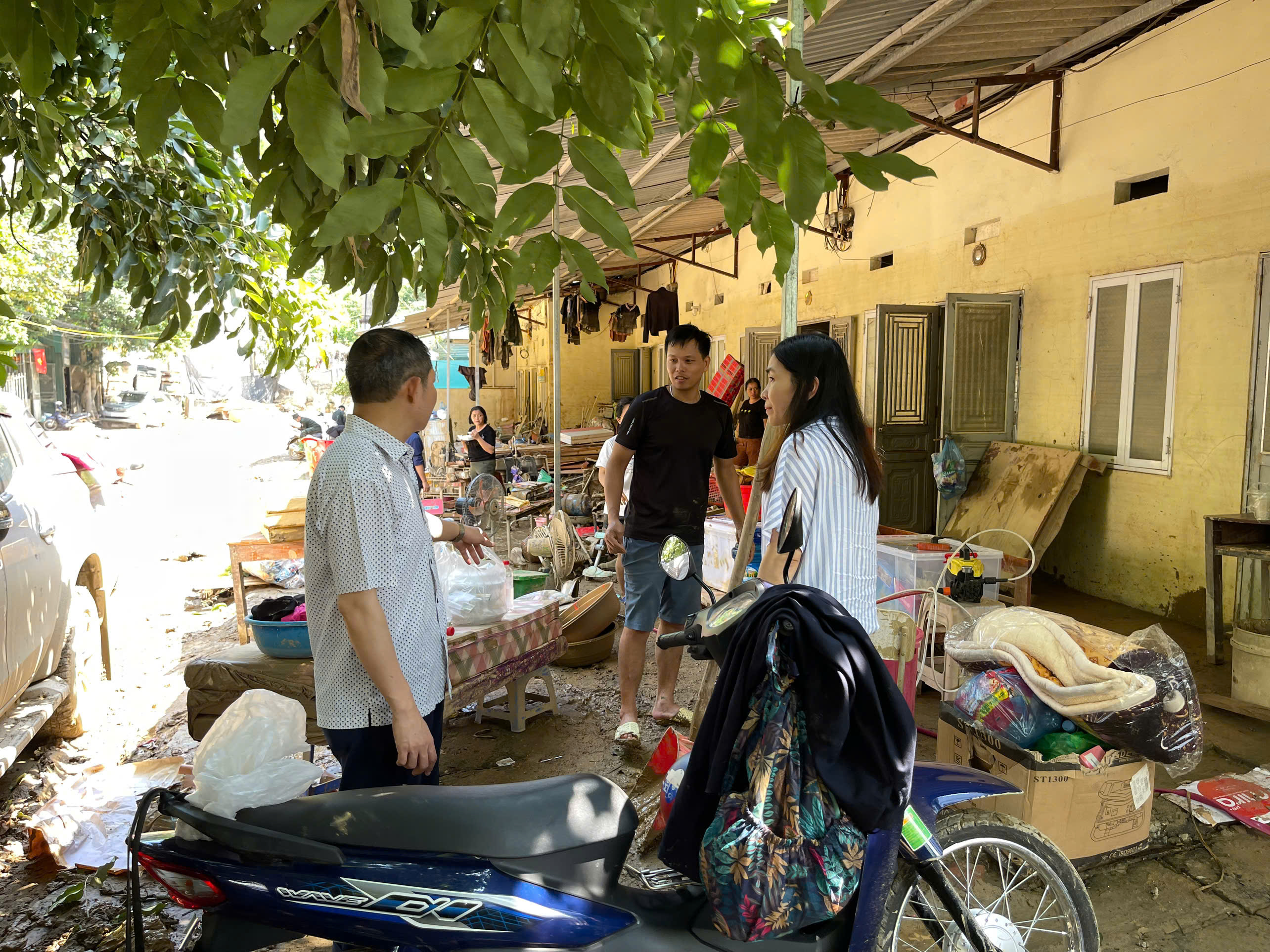 Triển khai công tác khắc phục hậu quả của bão số 10, đảm bảo hoạt động cơ quan; tổ chức thăm hỏi, động viên gia đình công chức, viên chức và người lao động 