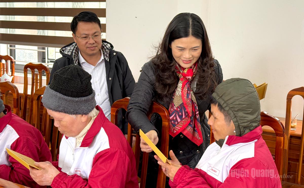 Đồng chí Phó Chủ tịch UBND tỉnh Vương Ngọc Hà tặng quà cho các đối tượng tại Trung tâm Công tác xã hội và Quỹ Bảo trợ trẻ em tỉnh