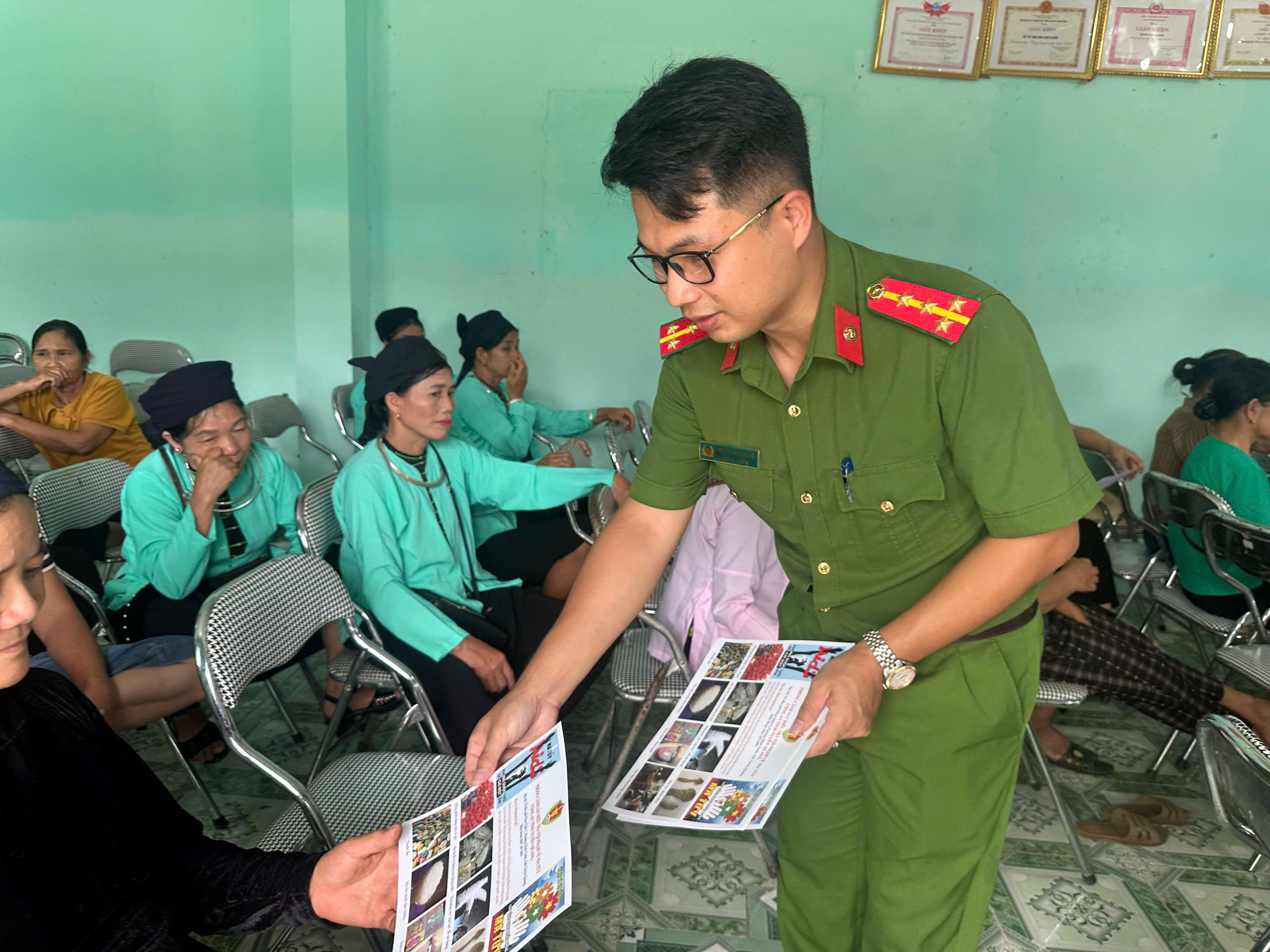 TUYÊN TRUYỀN PHÒNG CHỐNG  TÁC HẠI CỦA MA TÚY VÀ THUỐC LÁ ĐIỆN TỬ TẠI CÁC XÃ BIÊN GIỚI