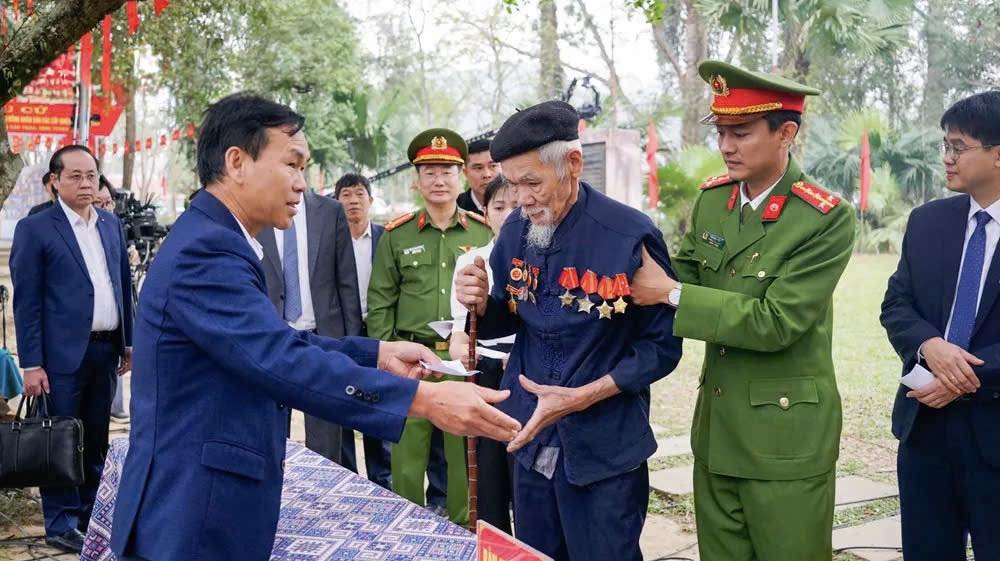 NHỮNG HÌNH ẢNH ĐẸP CỦA LỰC LƯỢNG CÔNG AN TUYÊN QUANG TRONG NGÀY BẦU CỬ