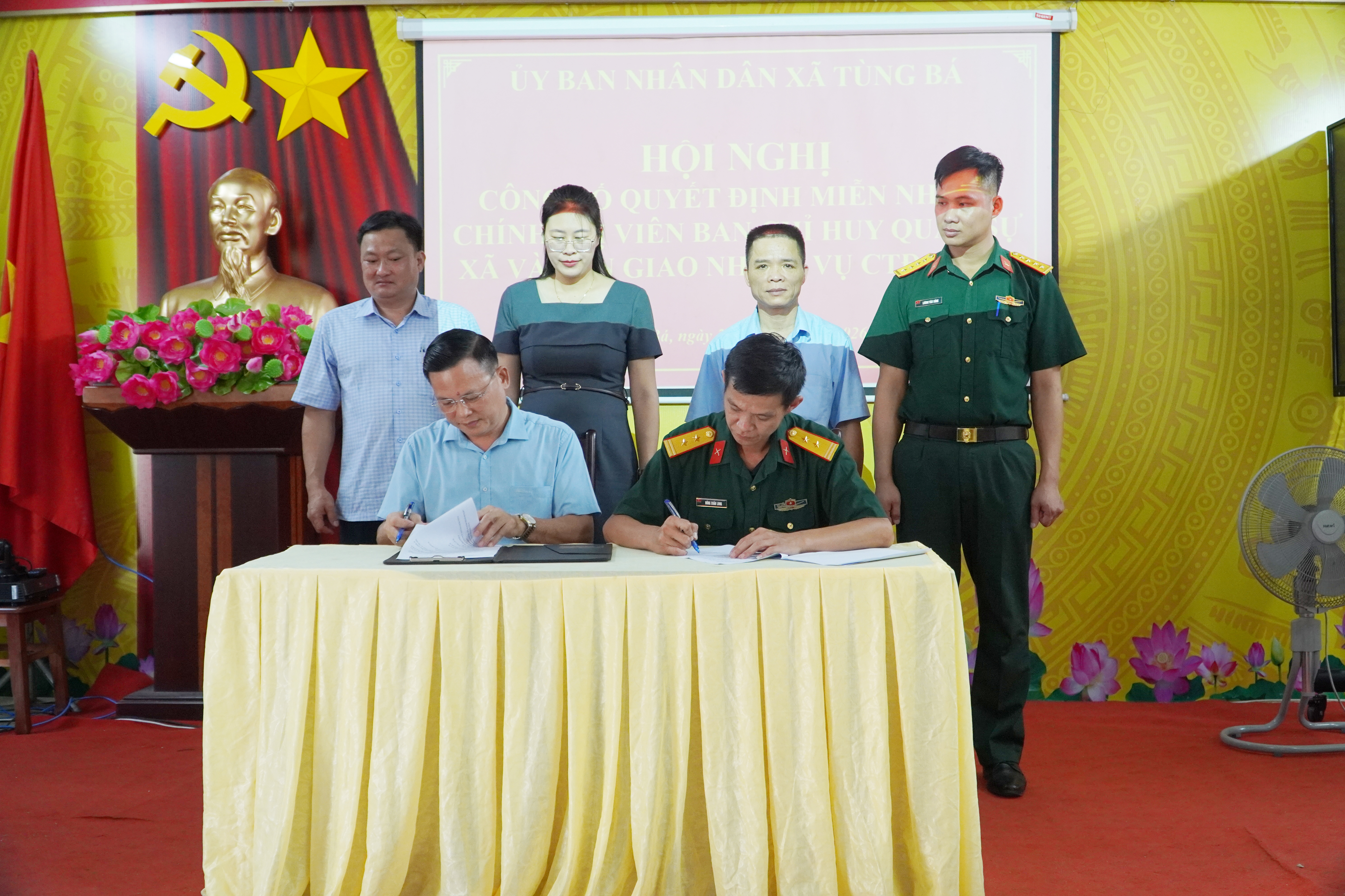 Xã Tùng Bá tổ chức Hội nghị công bố quyết định miễn nhiệm Chính trị viên Ban Chỉ huy Quân sự xã 