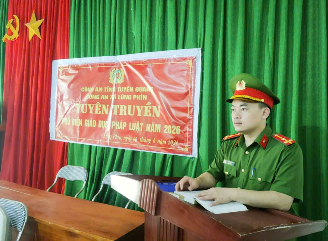 CÔNG AN XÃ LŨNG PHÌN TỔ CHỨC TUYÊN TRUYỀN PHÁP LUẬT TẠI THÔN TÌA SÚNG