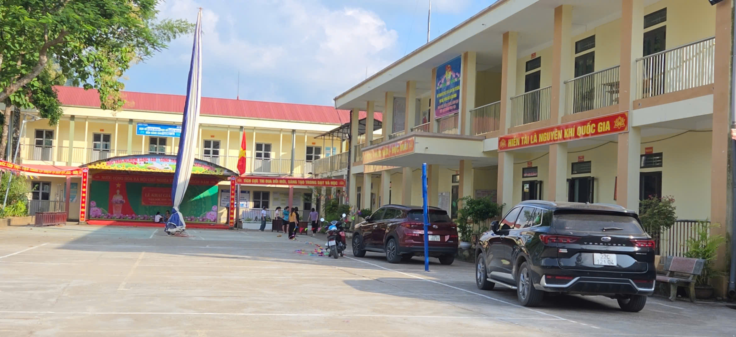 3. chuan bi khai giang truong tan tien.jpg