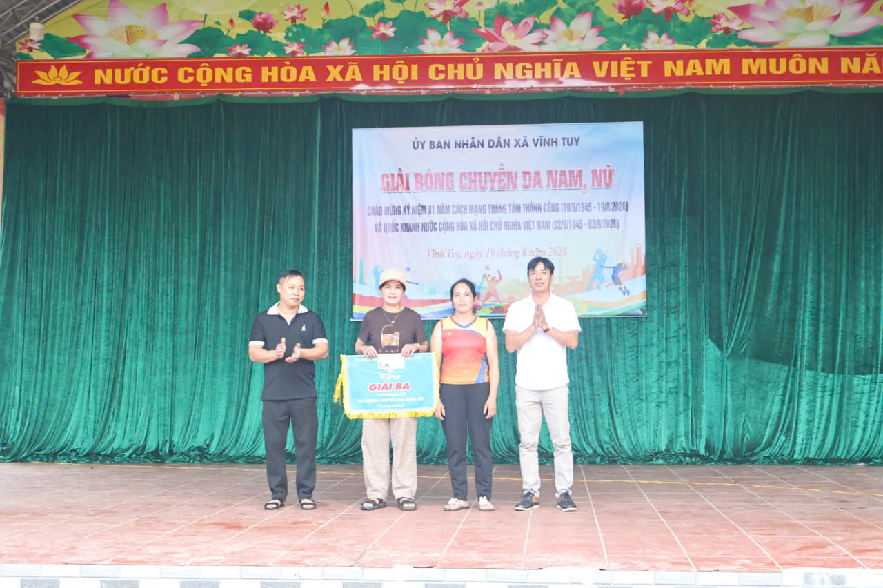Bế mạc giải bóng chuyền da giải 3 nữ Tự Lập đ.jpg