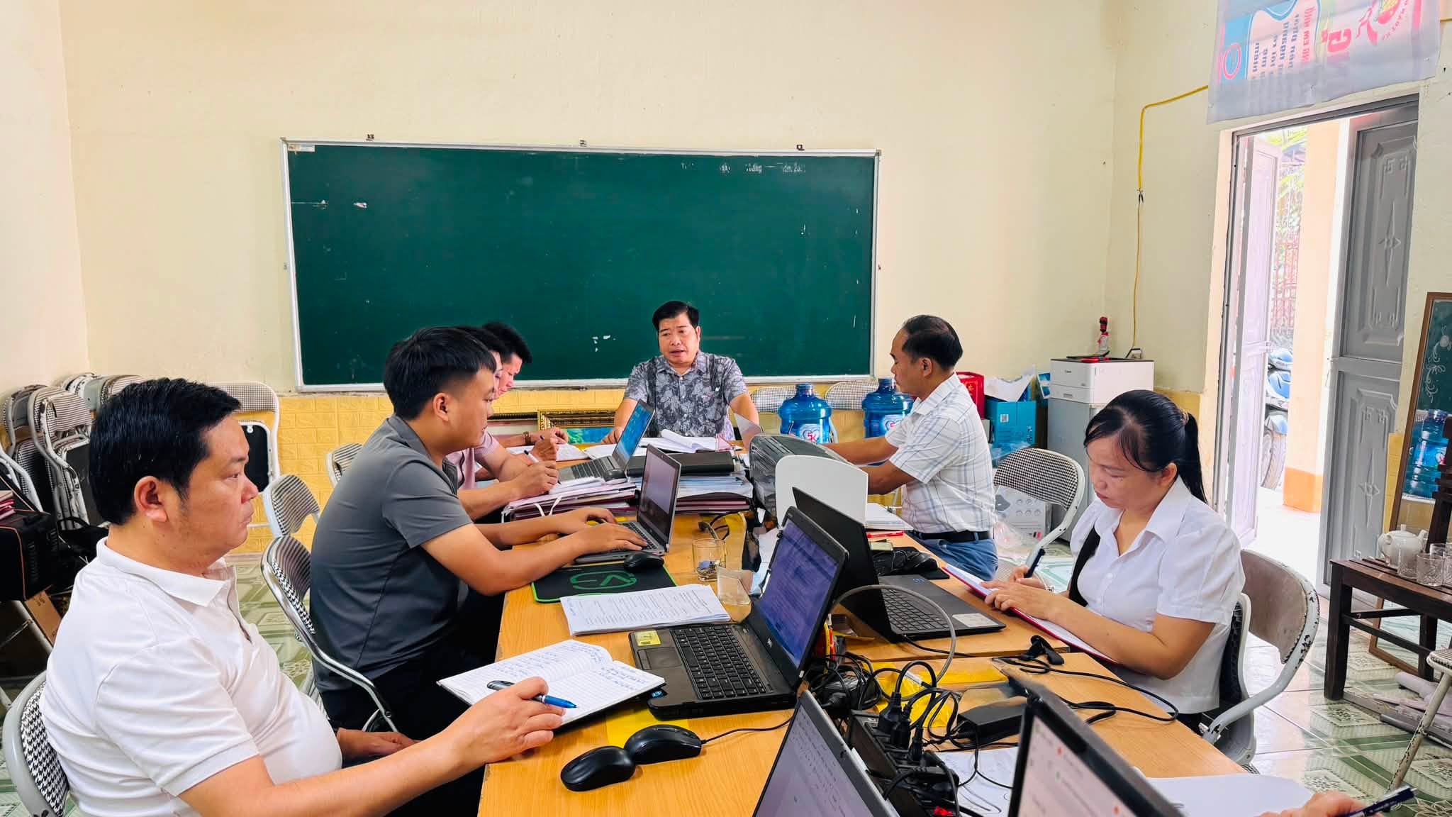 ĐỒNG CHÍ NGUYỄN VĂN HOÀNG – PHÓ CHỦ TỊCH UBND XÃ LÀM VIỆC VỚI PHÒNG VĂN HÓA VÀ TRUNG TÂM DỊCH VỤ CÔNG VỀ CÔNG TÁC TỔ CHỨC LỄ MỪNG CƠM MỚI DÂN TỘC LA CHÍ GẮN VỚI CHUYỂN ĐỔI SỐ VÀ GIỚI THIỆU VIỆC LÀM