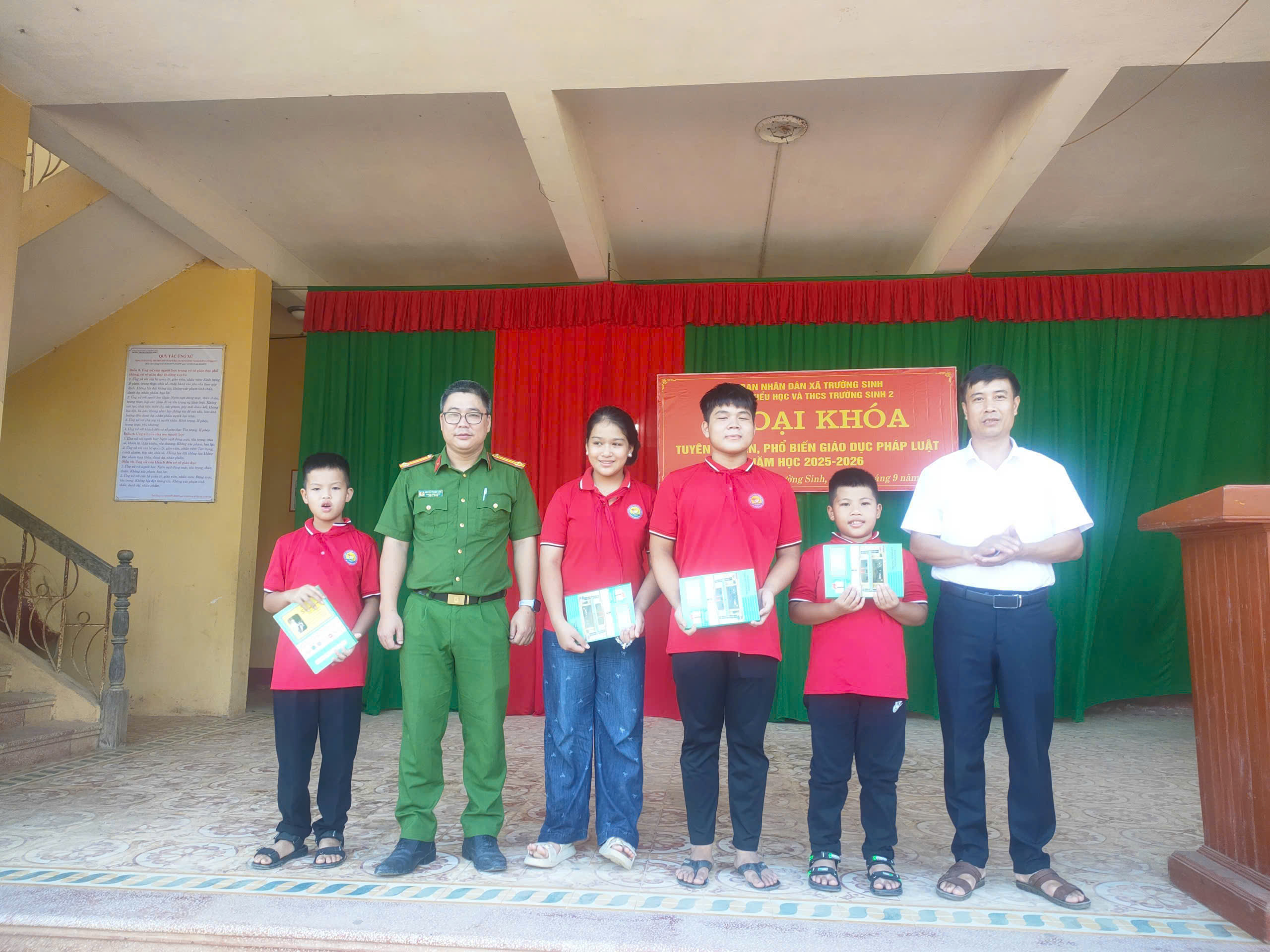 CÔNG AN XÃ TRƯỜNG SINH ĐẨY MẠNH TUYÊN TRUYỀN PHÁP LUẬT GẮN VỚI CHUYỂN ĐỔI SỐ TRONG TRƯỜNG HỌC