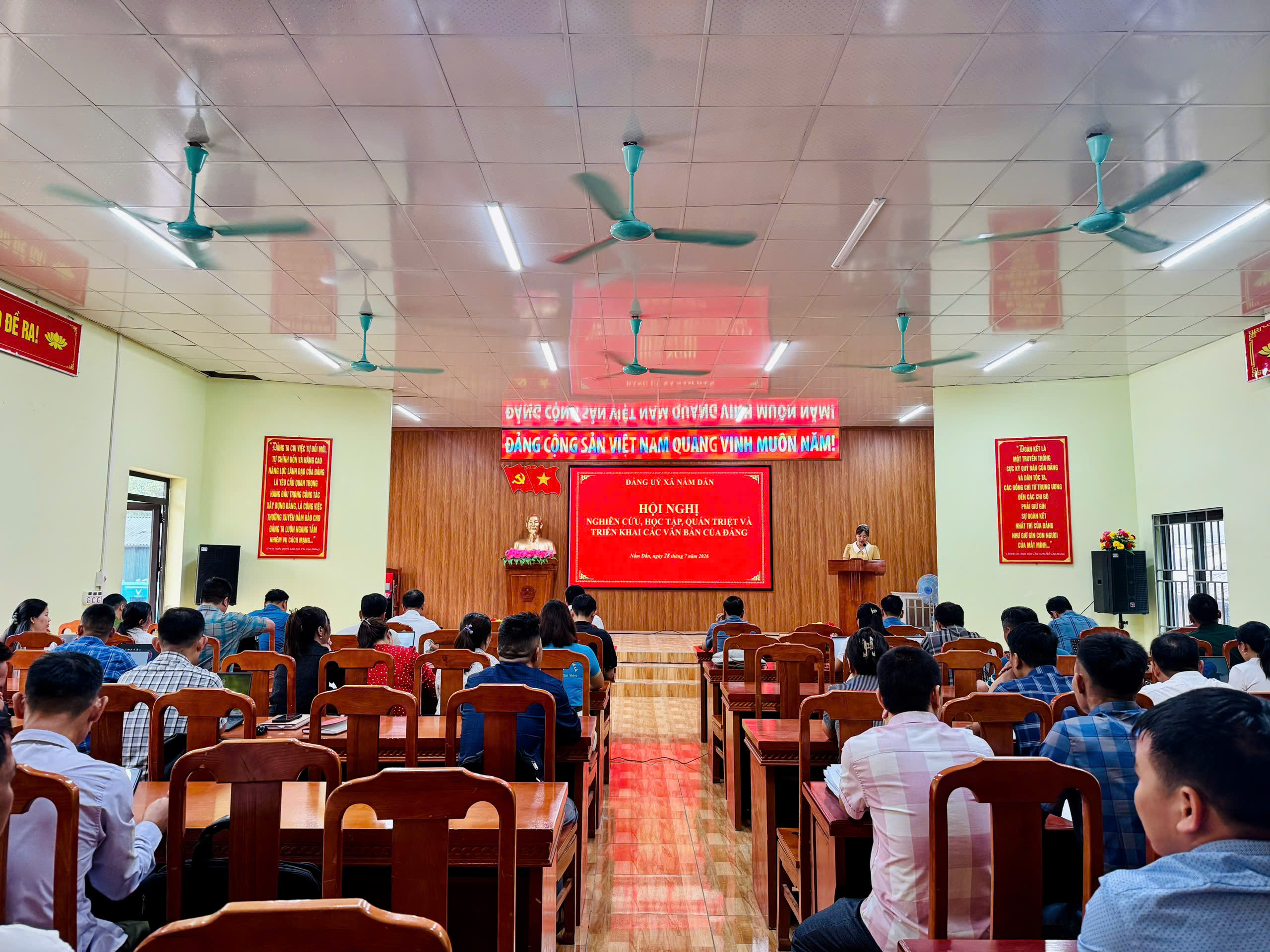 ĐẢNG ỦY XÃ NẤM DẨN TỔ CHỨC HỘI NGHỊ PHỔ BIẾN, QUÁN TRIỆT CÁC VĂN BẢN CỦA ĐẢNG